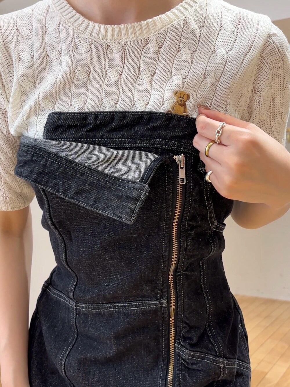 ブラック系のワンピース、ホワイト系のニット/セーターを着用したレディースの春コーディネートの5枚目の写真