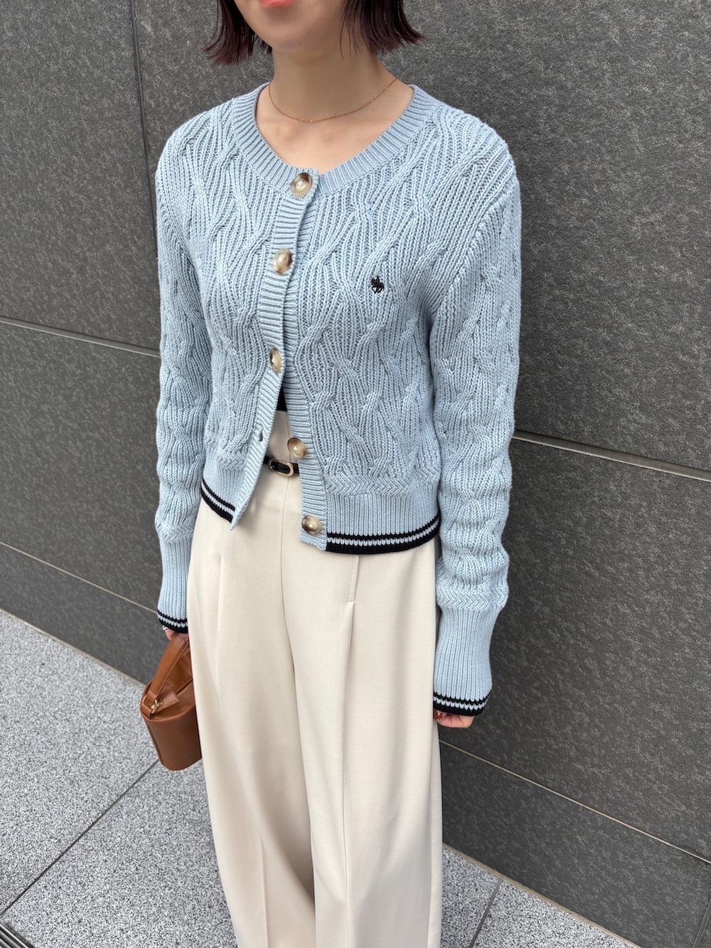 ブルー系のワンピース、ホワイト系のその他パンツ、イエロー系のハンドバッグを着用したレディースの冬コーディネートの4枚目の写真