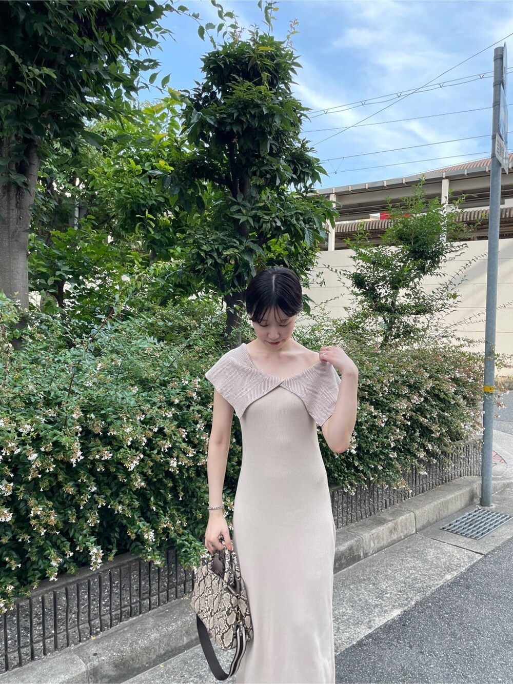 ホワイト系のワンピースを着用したレディースの夏コーディネートの4枚目の写真