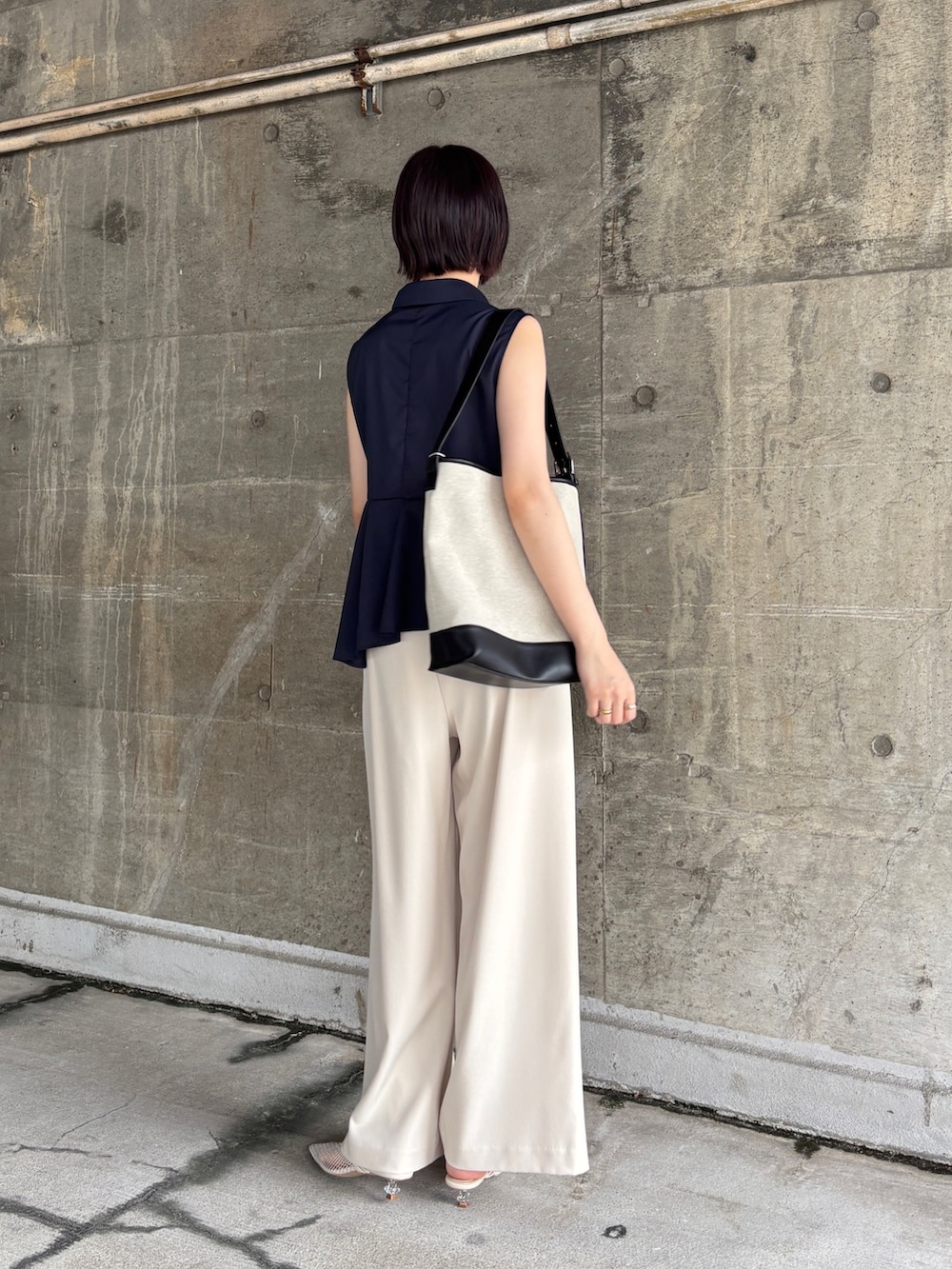 ホワイト系のその他パンツ、ブルー系のシャツ/ブラウス、ホワイト系のサンダルを着用したレディースの夏コーディネートの4枚目の写真