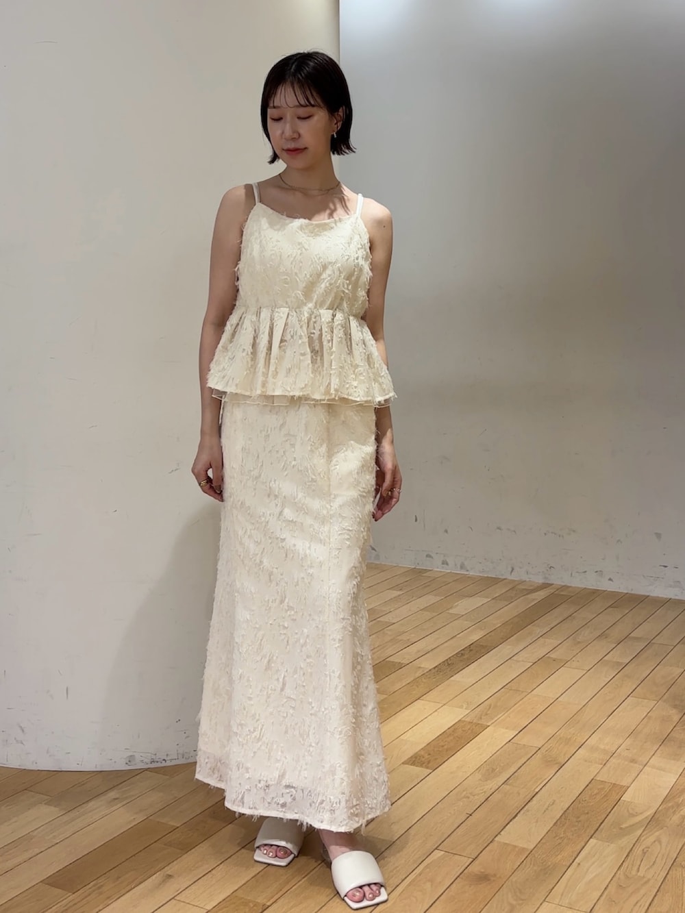 ホワイト系のスカート、ホワイト系のキャミソール、ホワイト系のニット/セーターを着用したレディースの夏コーディネートの2枚目の写真