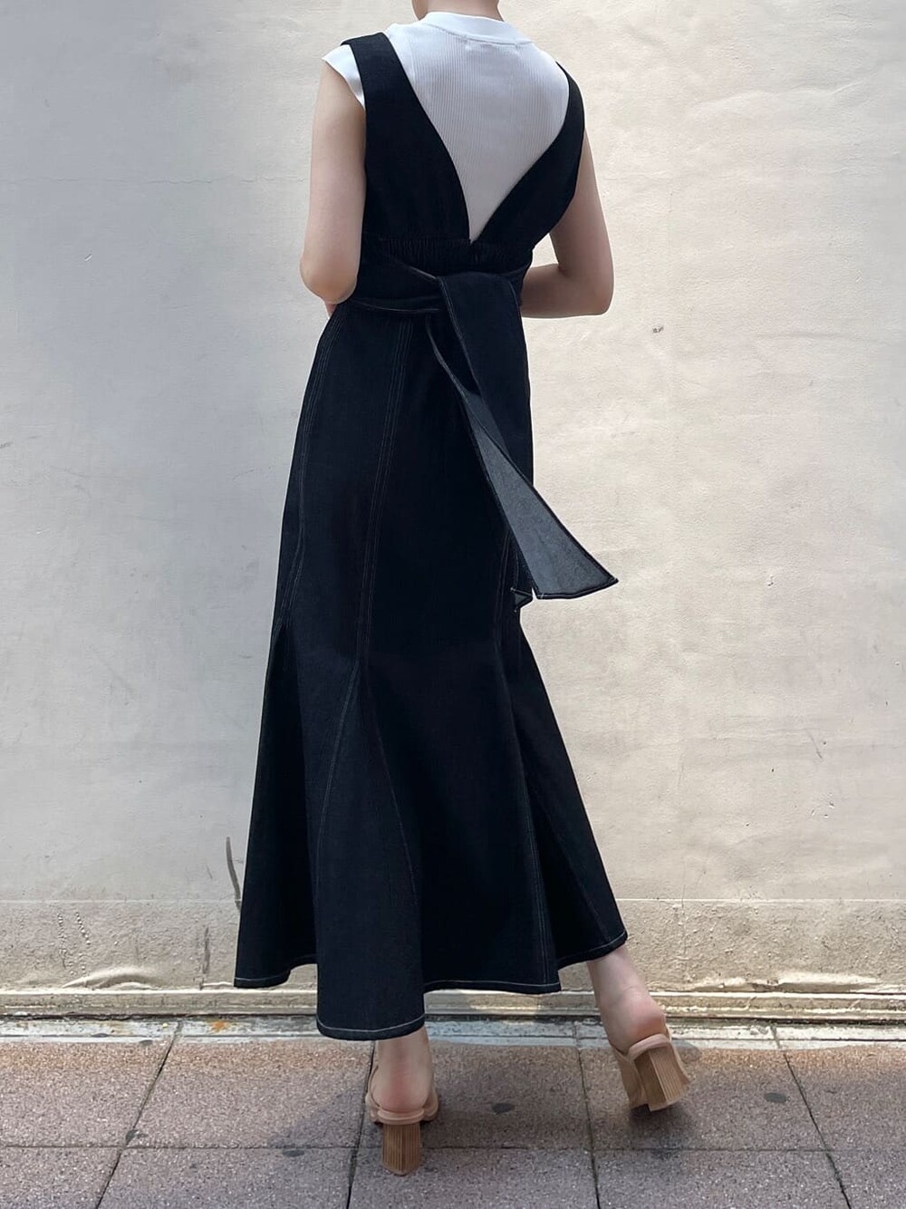 ベージュ系のサンダル、ブラック系のカーディガン/ボレロ、ブラック系のワンピースを着用したレディースの夏コーディネートの4枚目の写真