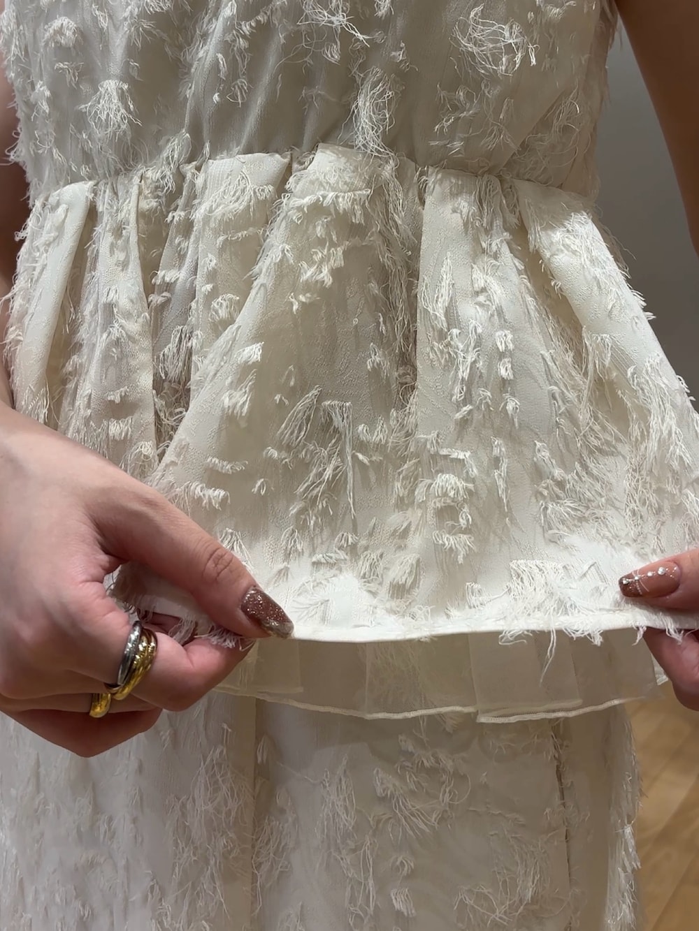 ホワイト系のスカート、ホワイト系のキャミソール、ホワイト系のニット/セーターを着用したレディースの夏コーディネートの5枚目の写真