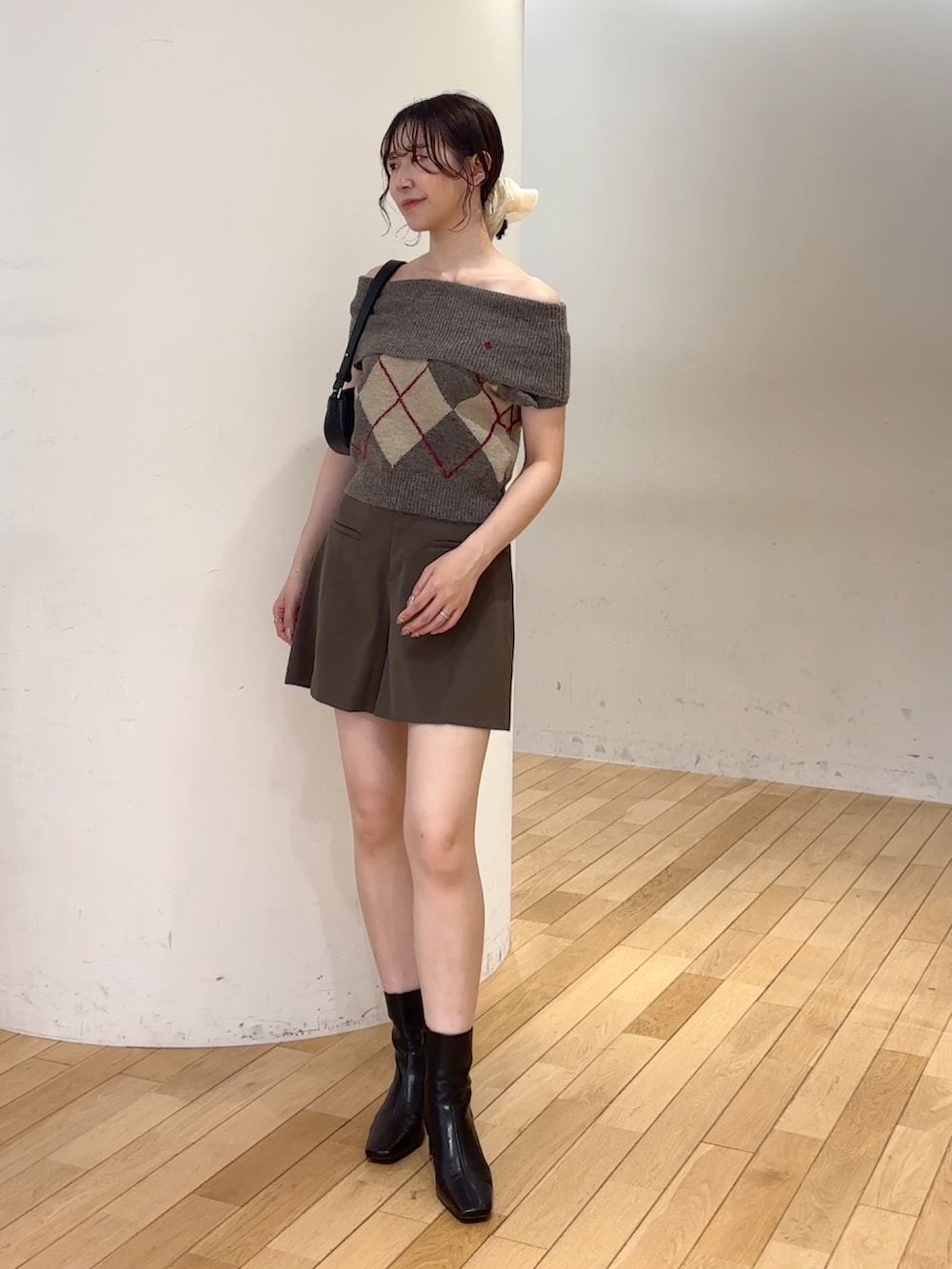 ブラウン系のその他パンツ、ブラウン系のニット/セーター、ブラック系のハンドバッグを着用したレディースの秋コーディネートの4枚目の写真
