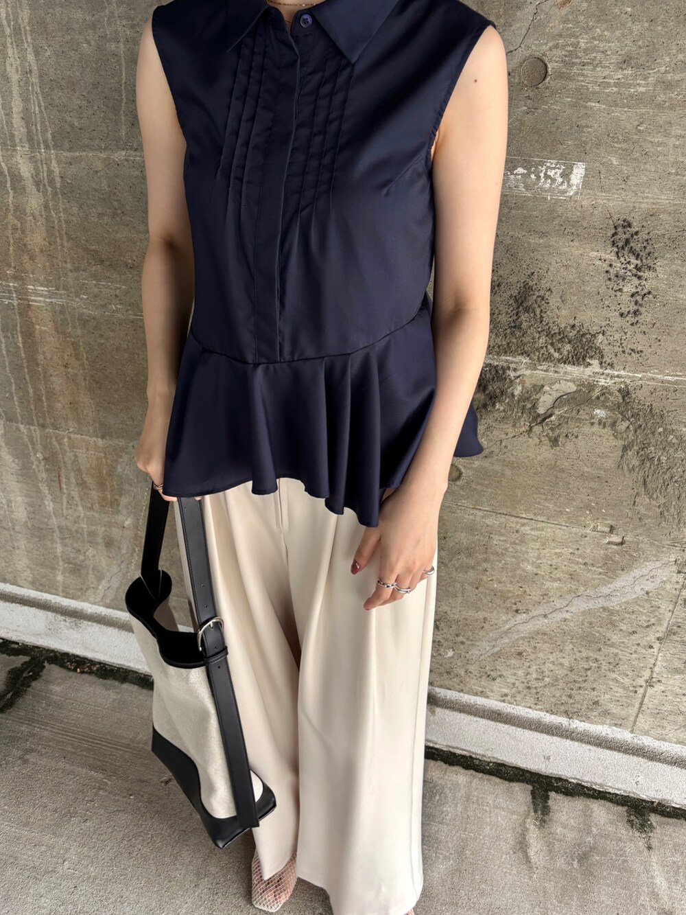 ホワイト系のその他パンツ、ブルー系のシャツ/ブラウス、ホワイト系のサンダルを着用したレディースの夏コーディネートの7枚目の写真