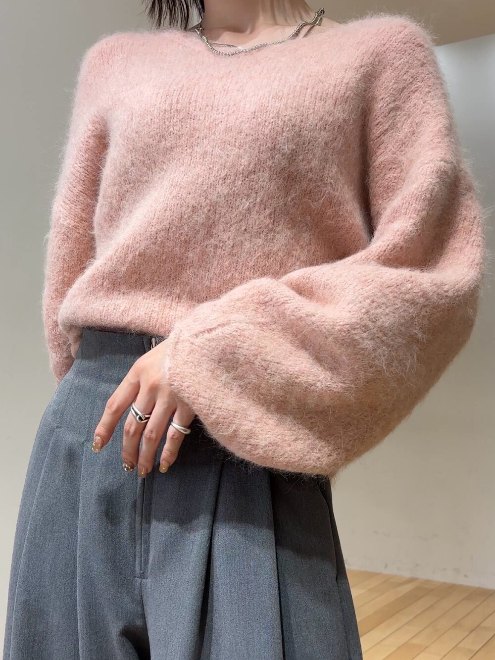 ブラック系のローファー、グレー系のその他パンツ、ピンク系のニット/セーターを着用したレディースの冬コーディネートの5枚目の写真