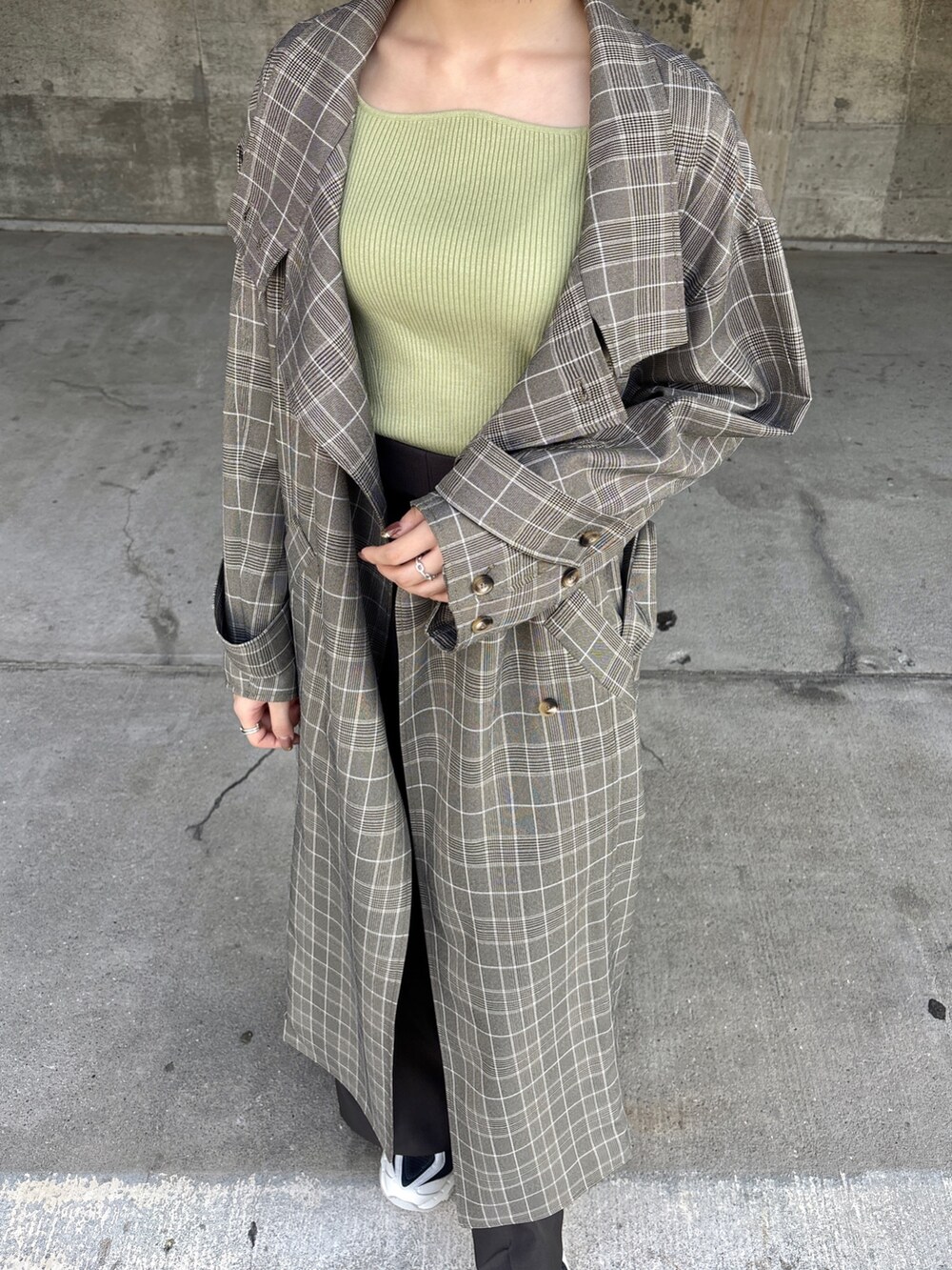 グリーン系のニット/セーター、グレー系のその他パンツ、ベージュ系のチェスターコートを着用したレディースの冬コーディネートの4枚目の写真