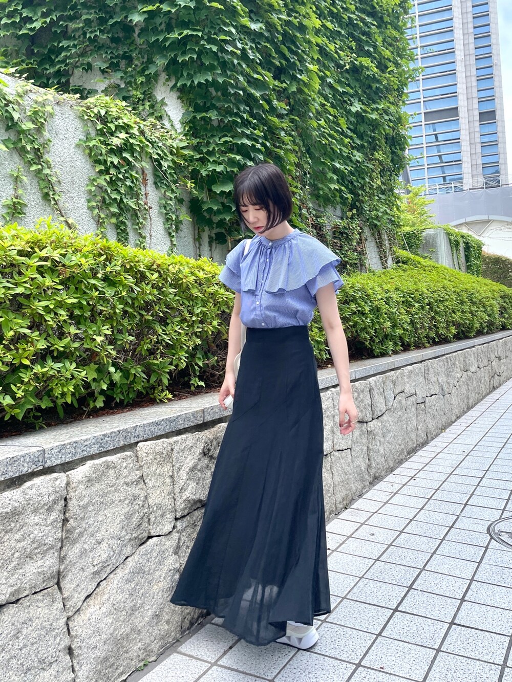 ホワイト系のショルダーバッグ、ブルー系のシャツ/ブラウス、ブラック系のスカートを着用したレディースの夏コーディネートの3枚目の写真