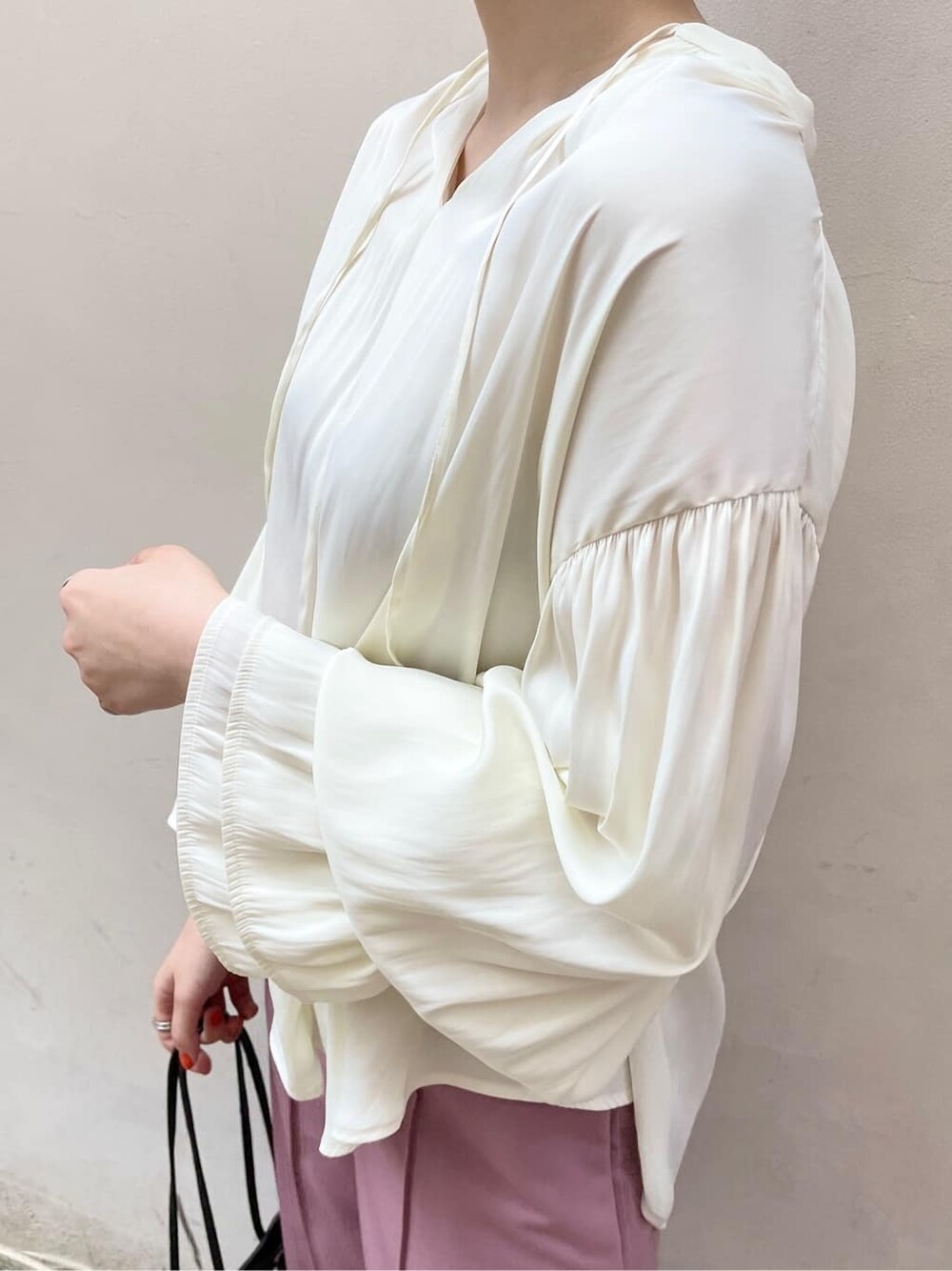 ブラック系のハンドバッグ、ホワイト系のシャツ/ブラウス、ピンク系のその他パンツを着用したレディースの春コーディネートの8枚目の写真