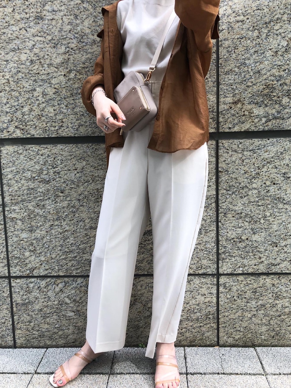 ブラウン系のシャツ/ブラウス、ホワイト系のその他パンツ、ホワイト系のニット/セーターを着用したレディースの春コーディネートの5枚目の写真