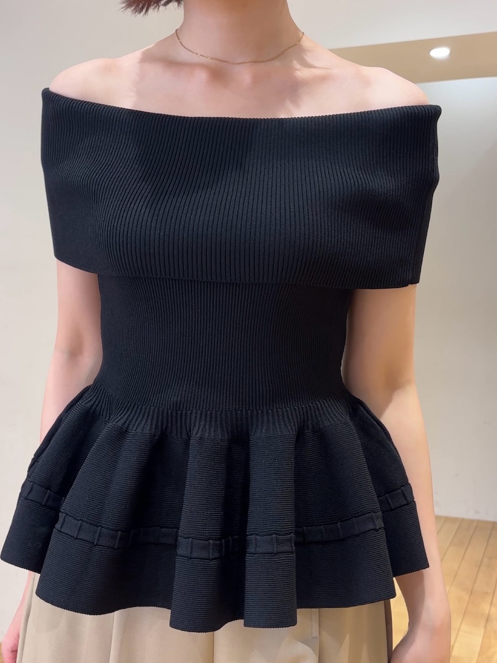 ベージュ系のその他パンツ、ホワイト系のサンダル、ブラウン系のハンドバッグを着用したレディースの夏コーディネートの5枚目の写真
