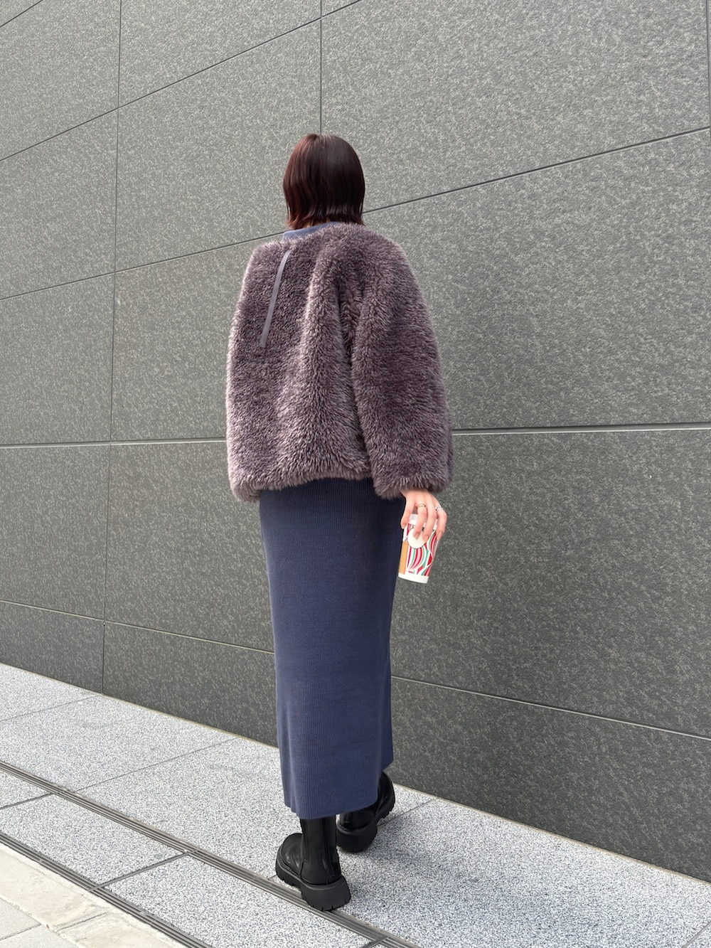 ブルー系のワンピース、グレー系のブルゾンを着用したレディースの秋コーディネートの8枚目の写真