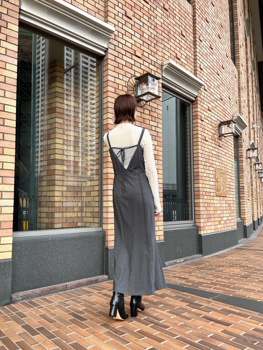 ブルー系のカーディガン/ボレロ、グレー系のワンピース、ホワイト系のTシャツ/カットソーを着用したレディースの秋コーディネートの8枚目の写真