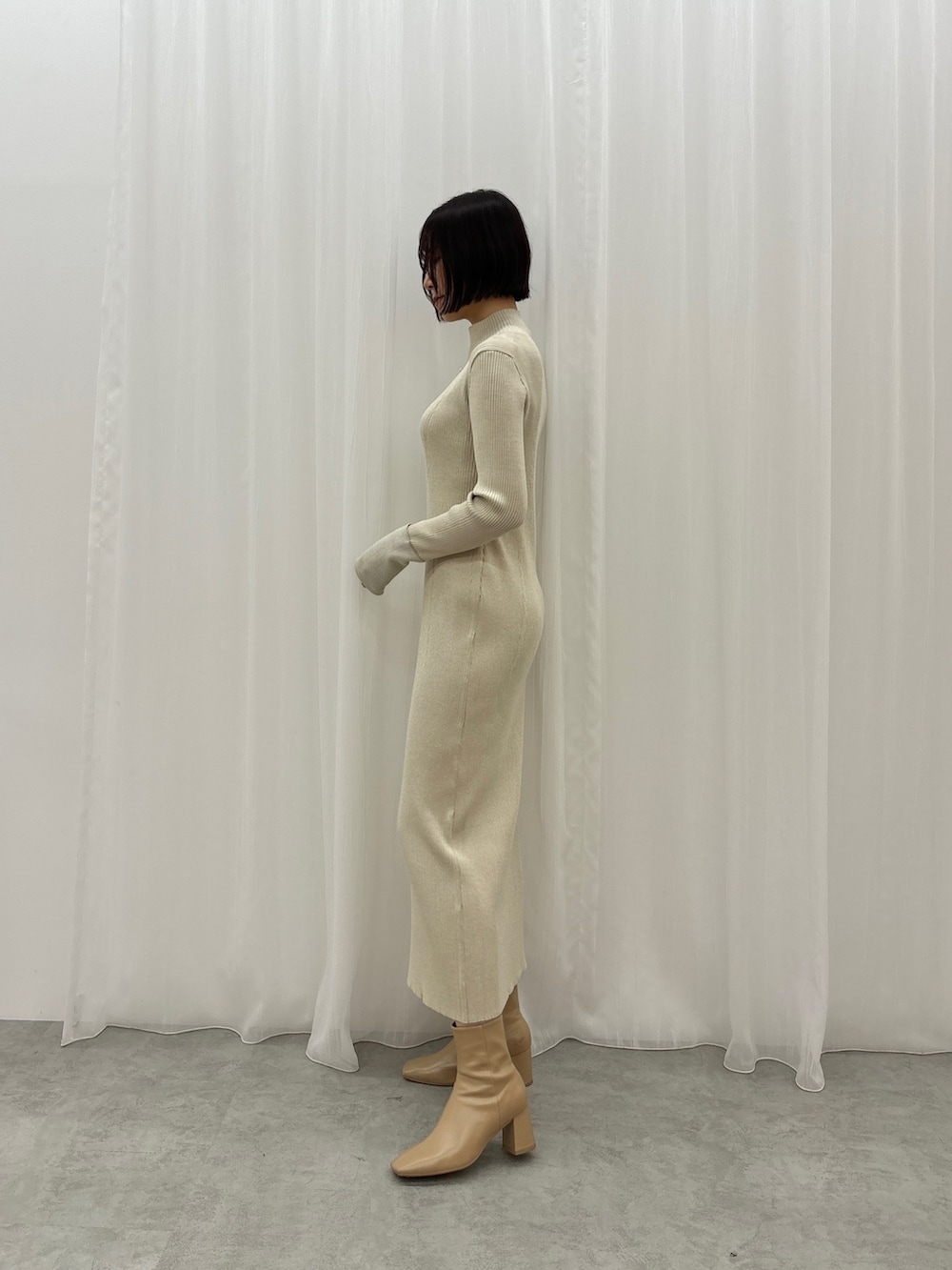 ホワイト系のワンピース、シルバー系のネックレスを着用したレディースの秋コーディネートの4枚目の写真