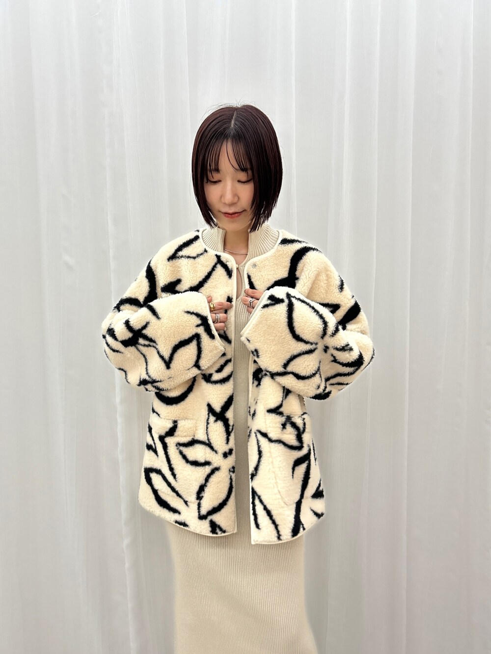 ホワイト系のブルゾン、ホワイト系のワンピースを着用したレディースの秋コーディネートの4枚目の写真