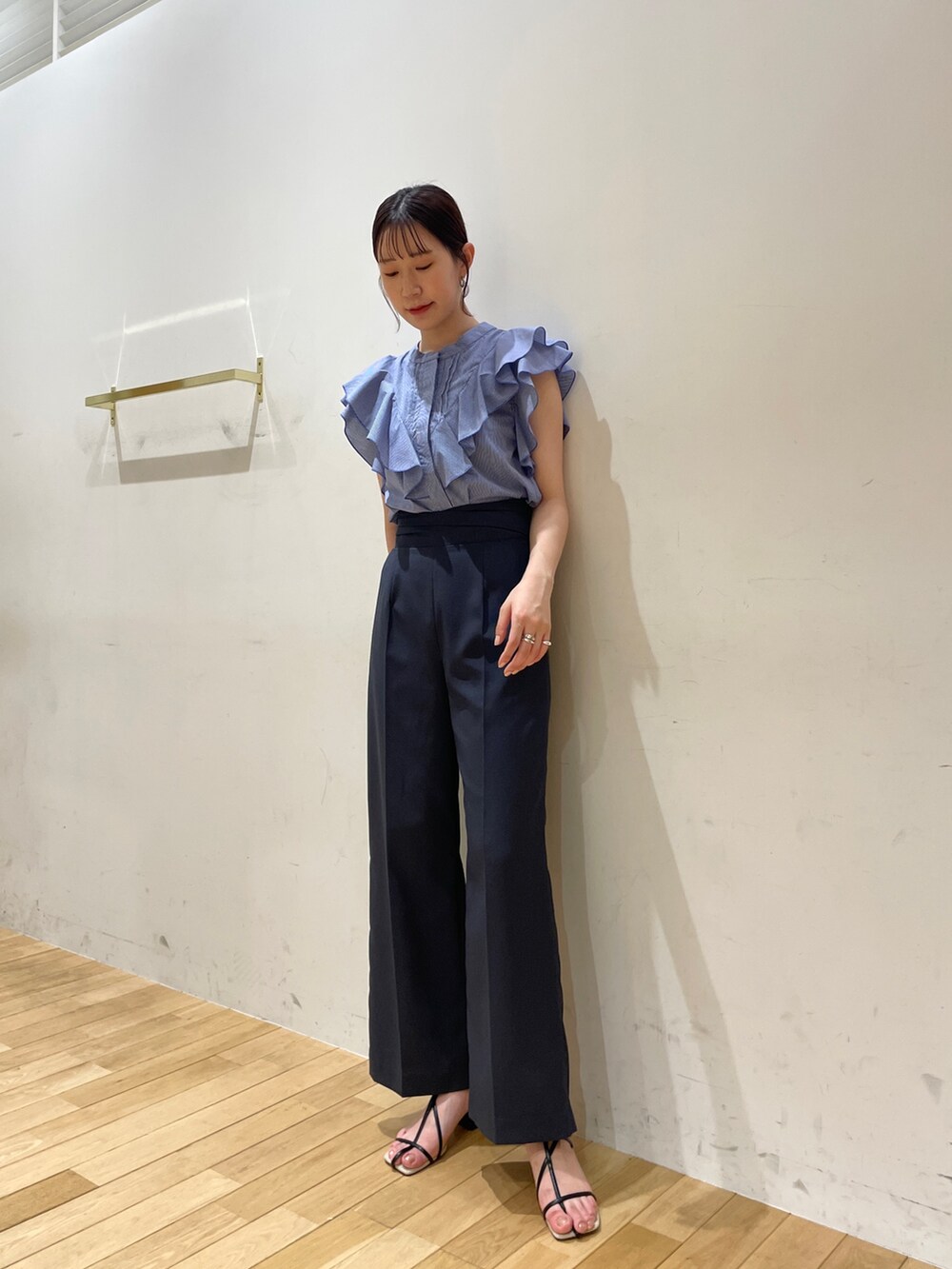 ブラック系のサンダル、その他のシャツ/ブラウス、ブルー系のスラックスを着用したレディースの夏コーディネートの4枚目の写真