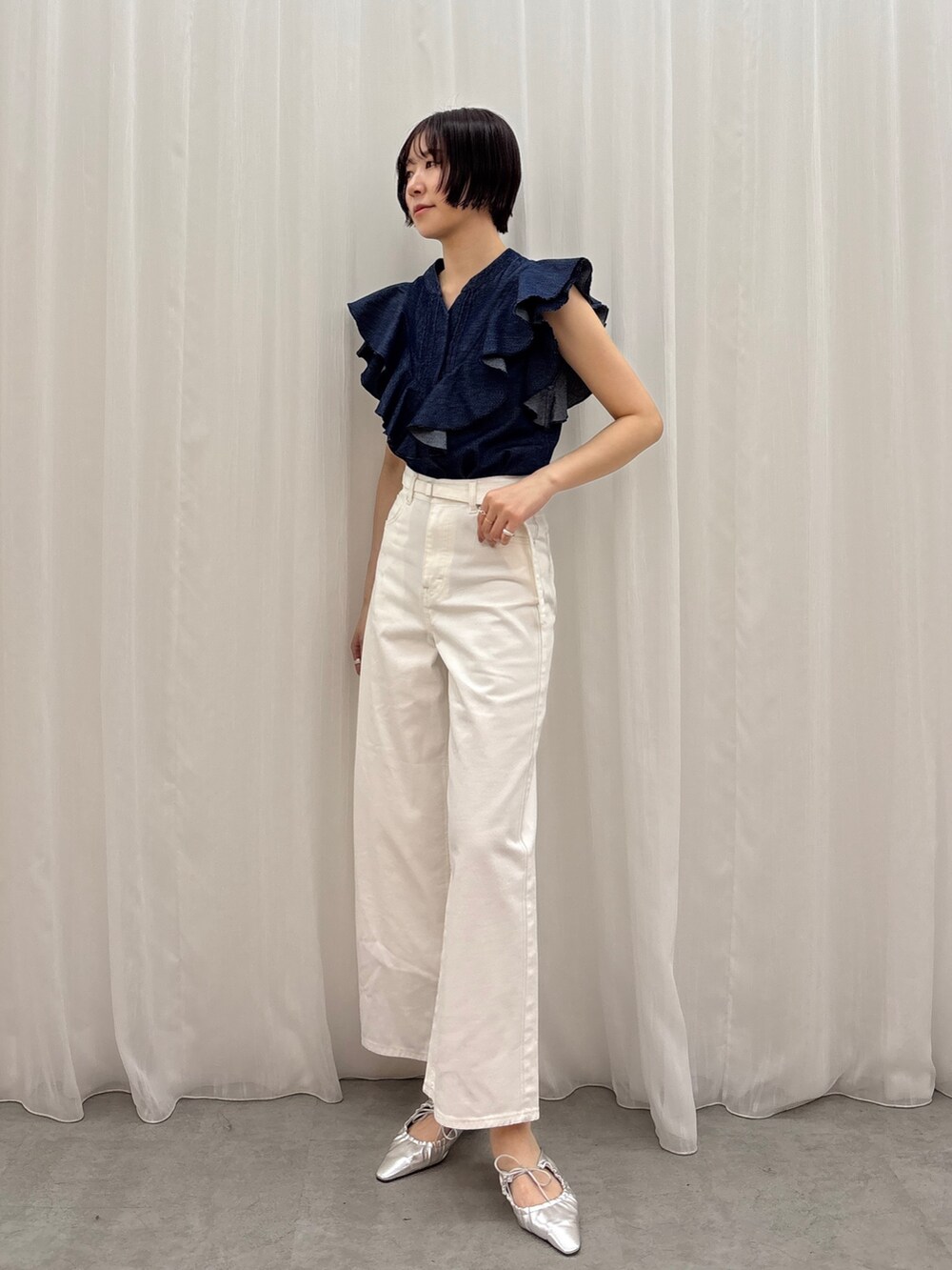 ホワイト系のデニムパンツ、ブルー系のシャツ/ブラウス、シルバー系のサンダルを着用したレディースの春コーディネートの2枚目の写真