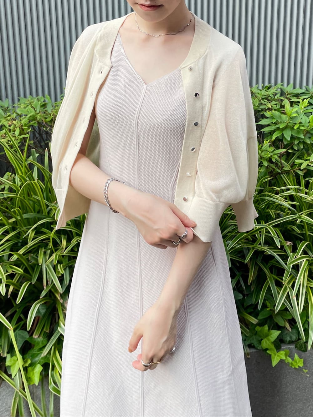 ブラウン系のサンダル、ベージュ系のワンピース、ホワイト系のカーディガン/ボレロを着用したレディースの夏コーディネートの3枚目の写真