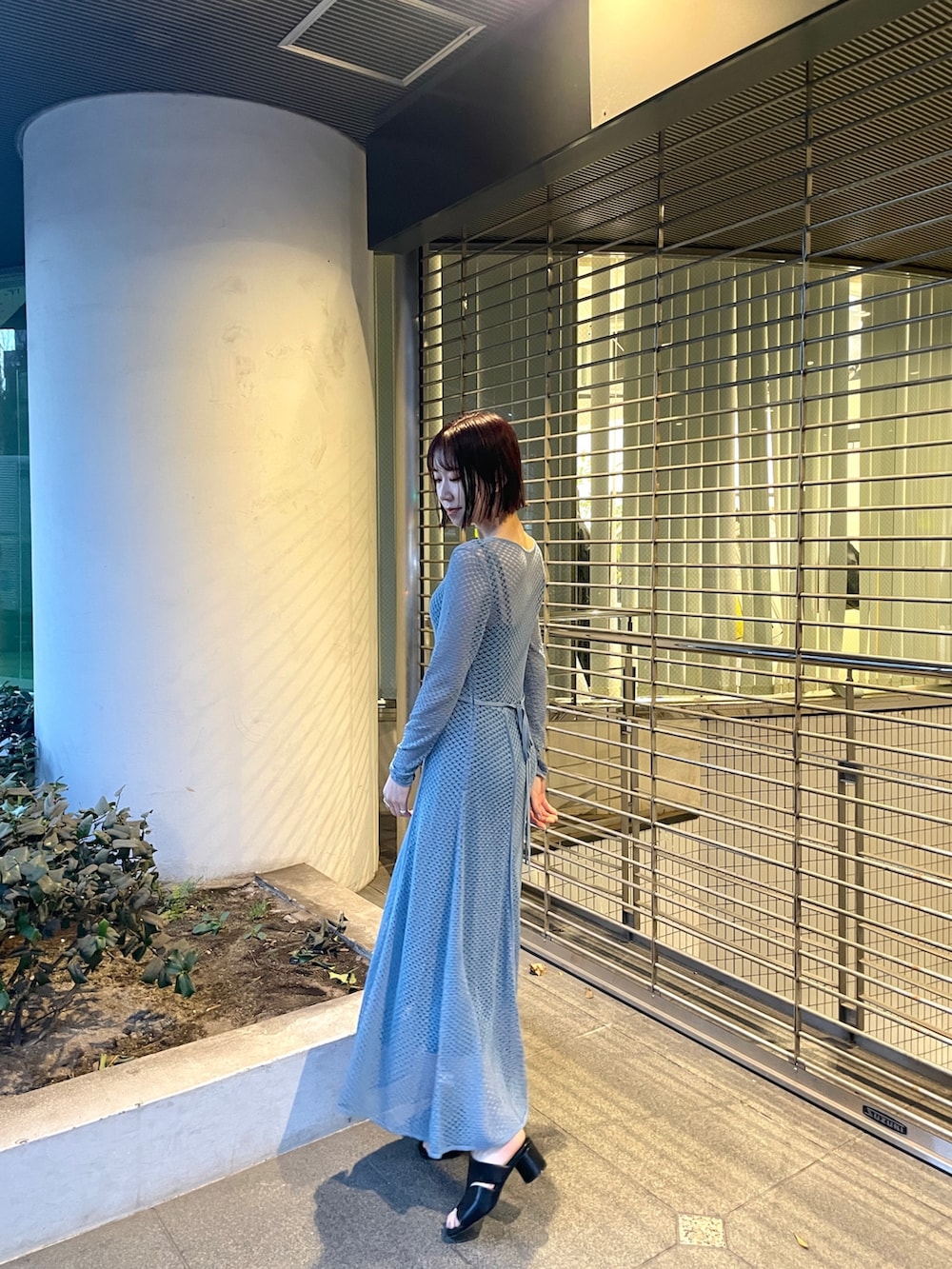 ブルー系のワンピースを着用したレディースの冬コーディネートの5枚目の写真