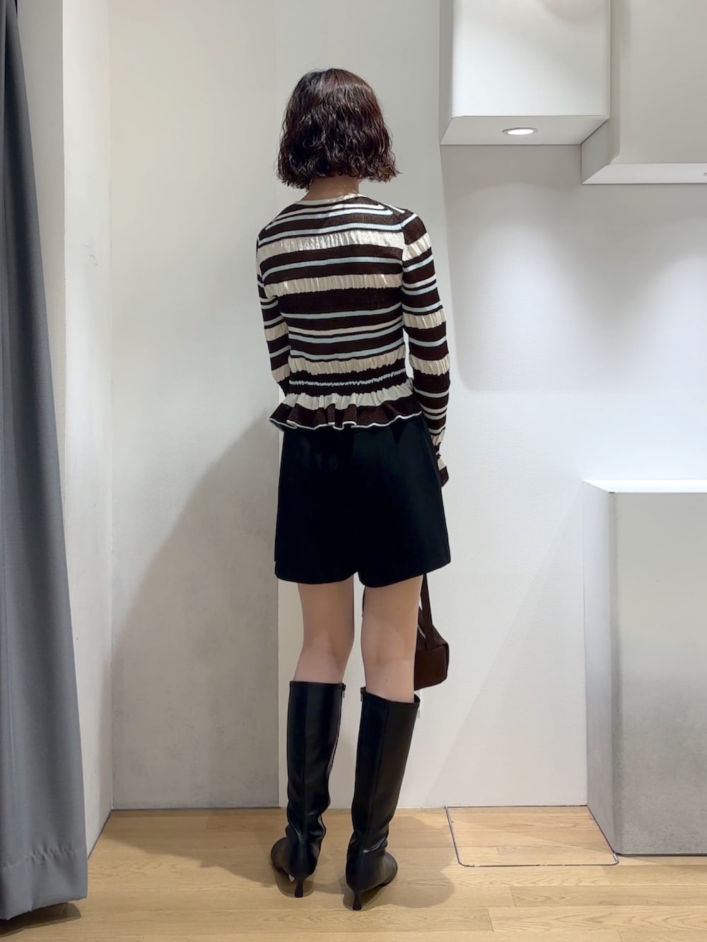 ブラック系のその他パンツ、ブラウン系のテーラードジャケット、ブラウン系のカーディガン/ボレロを着用したレディースの秋コーディネートの7枚目の写真