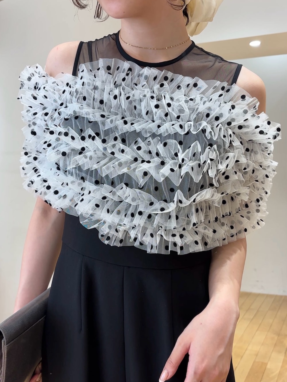 その他のパンツドレス、シルバー系のクラッチバッグ、ブラック系のパンプスを着用したレディースの夏コーディネートの9枚目の写真