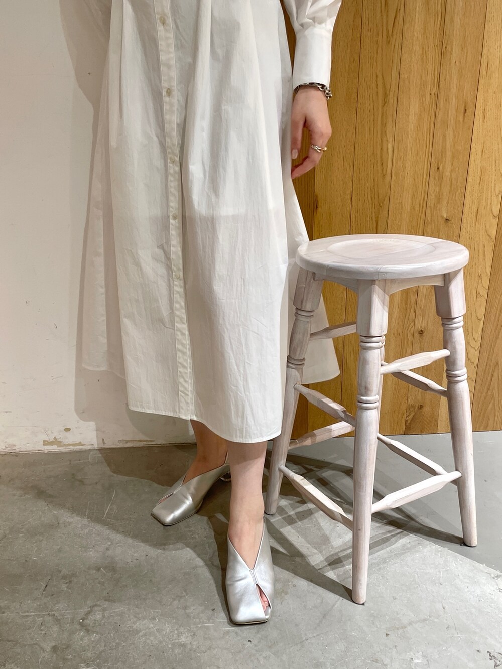 シルバー系のパンプス、ホワイト系のシャツワンピース、ブラック系のデニムジャケットを着用したレディースの冬コーディネートの9枚目の写真