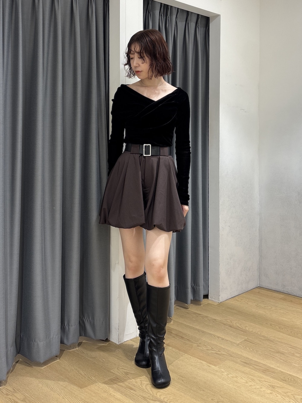 ブラウン系のその他パンツ、ブラック系のTシャツ/カットソー、ブラウン系のテーラードジャケットを着用したレディースの秋コーディネートの6枚目の写真
