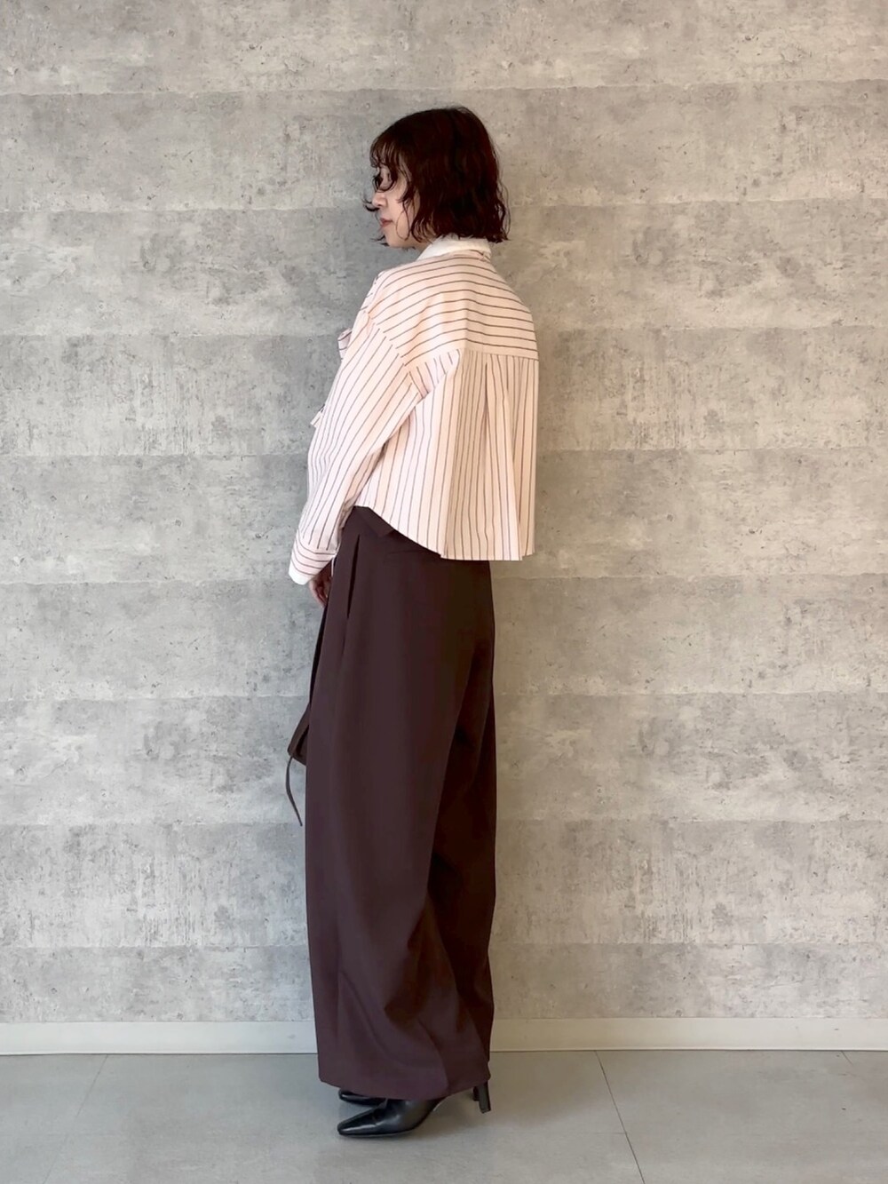 ブラウン系のその他パンツ、ピンク系のシャツ/ブラウス、ブラウン系のハンドバッグを着用したレディースの秋コーディネートの2枚目の写真