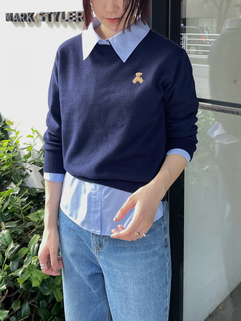 ブルー系のデニムパンツ、ブラック系のブーツ、ブルー系のニット/セーターを着用したレディースの秋コーディネートの6枚目の写真