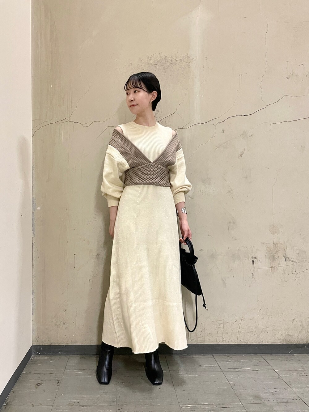 ブラック系のブーツ、ブラック系のハンドバッグ、ブラウン系のその他アウターを着用したレディースの秋コーディネートの9枚目の写真