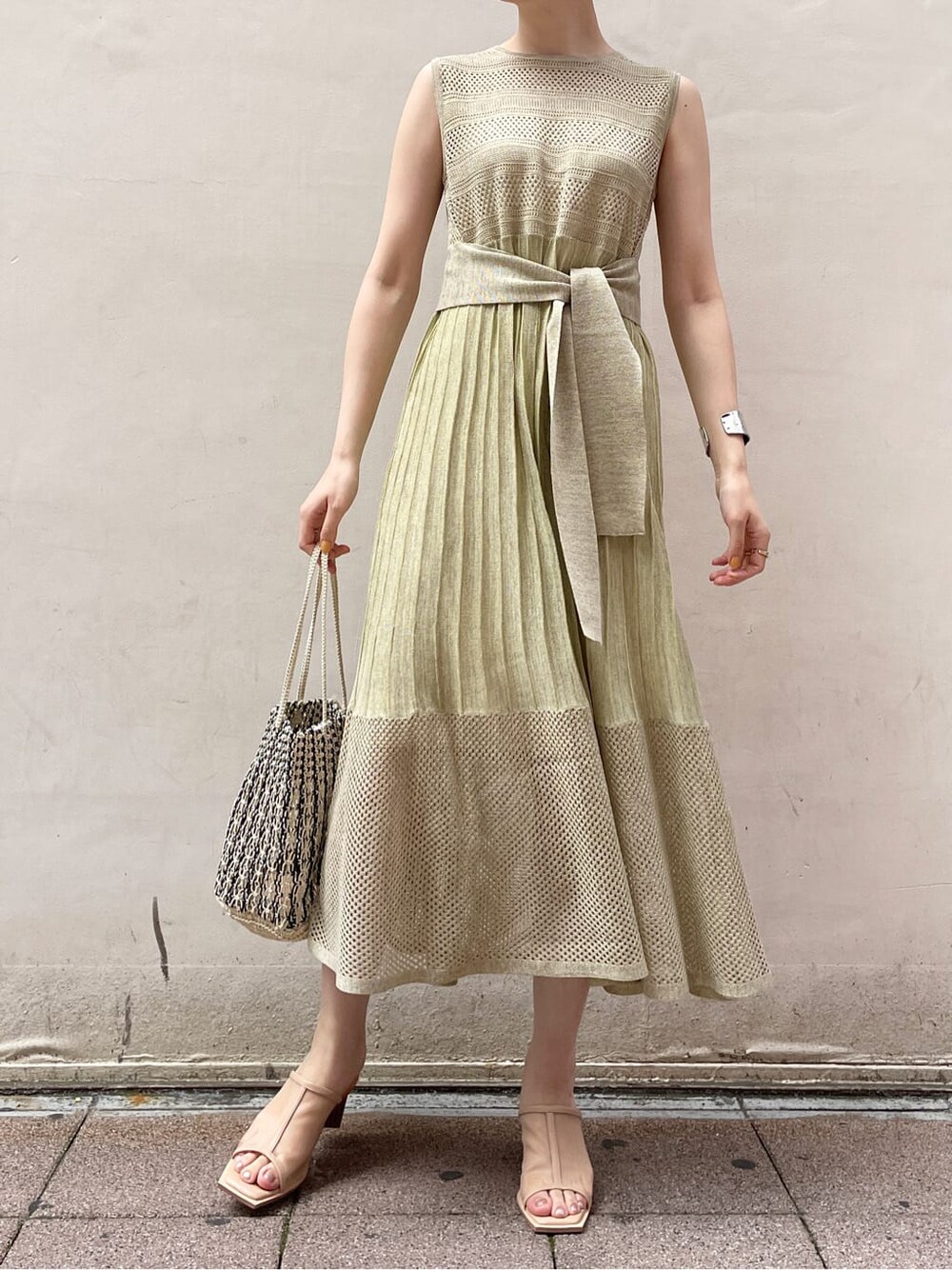 ベージュ系のサンダル、グリーン系のワンピース、ホワイト系のハンドバッグを着用したレディースの夏コーディネートの3枚目の写真