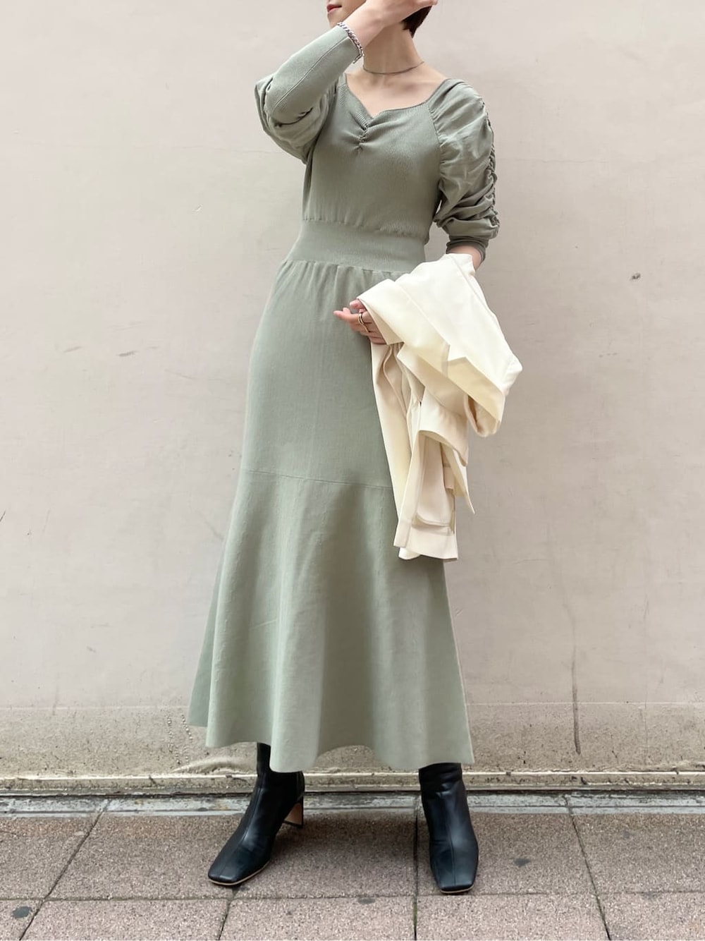 ブラック系のその他シューズ、ホワイト系のテーラードジャケット、グリーン系のワンピースを着用したレディースの冬コーディネートの8枚目の写真