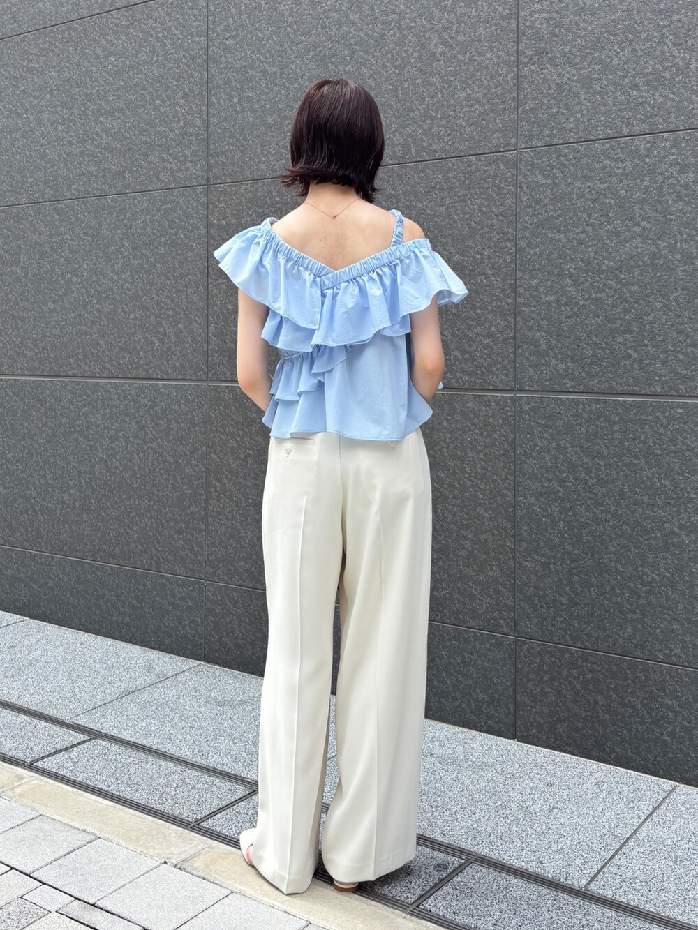 ホワイト系のその他パンツ、ホワイト系のサンダル、ブルー系のシャツ/ブラウスを着用したレディースの夏コーディネートの4枚目の写真