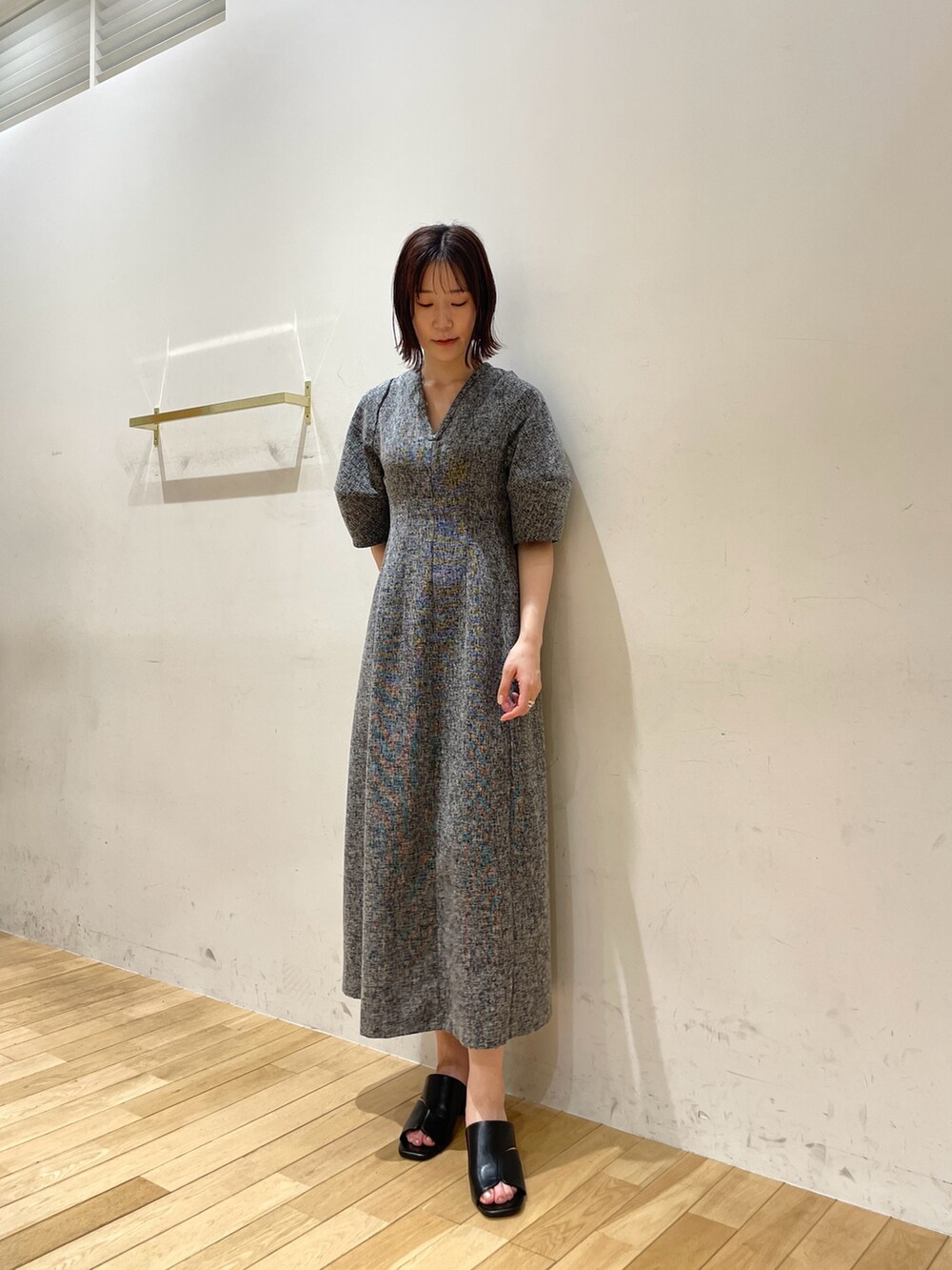 ブラック系のサンダル、その他のワンピースを着用したレディースの夏コーディネートの2枚目の写真