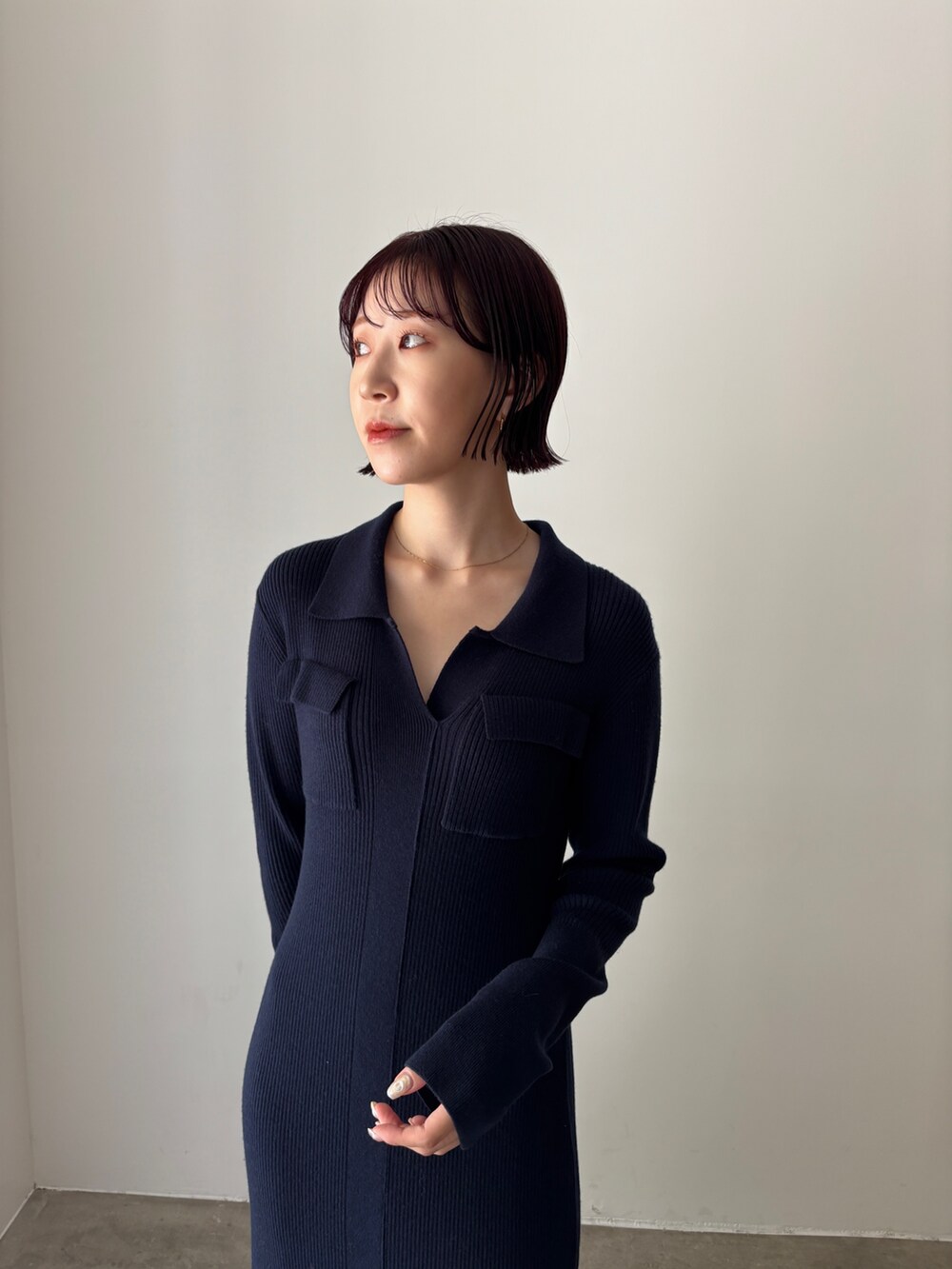 ブルー系のワンピース、ブラウン系のテーラードジャケット、ブラック系のブーツを着用したレディースの秋コーディネートの5枚目の写真