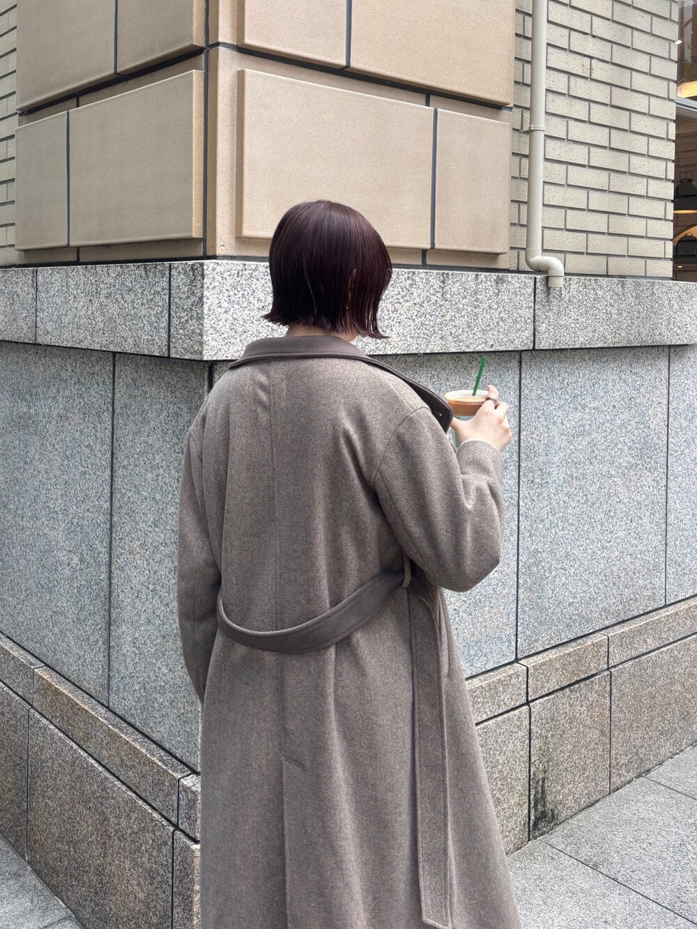 ベージュ系のその他パンツ、ブラウン系のチェスターコート、イエロー系のカーディガン/ボレロを着用したレディースの秋コーディネートの6枚目の写真