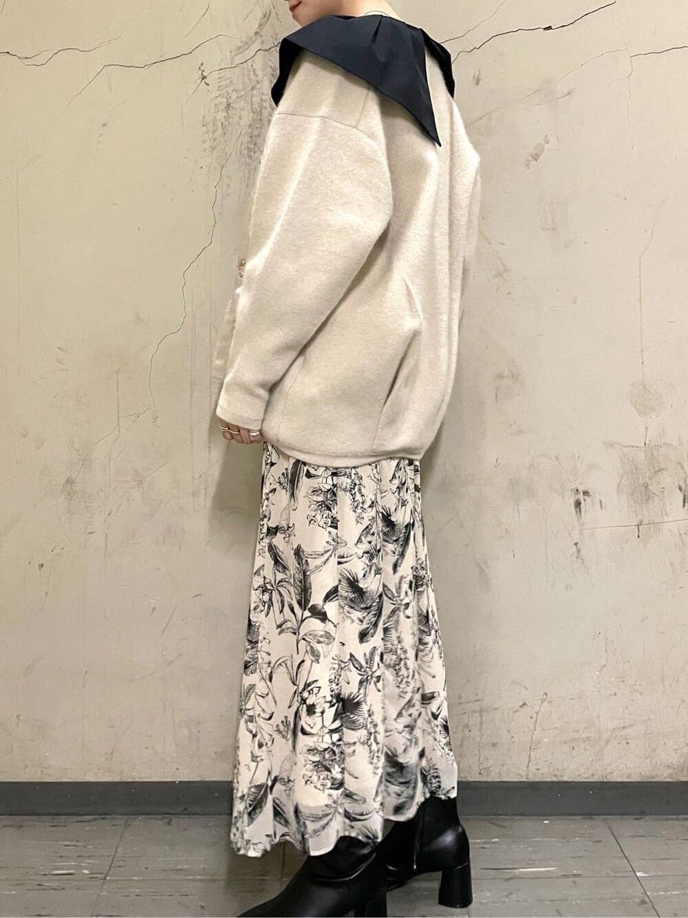 ブラック系のシャツ/ブラウス、ベージュ系のスカート、ベージュ系のスカートを着用したレディースの秋コーディネートの8枚目の写真