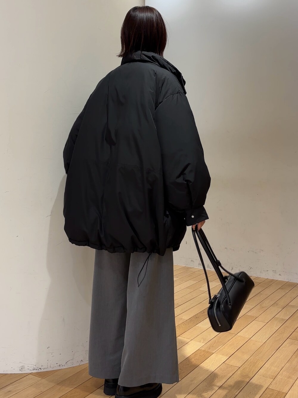 ブラック系のローファー、ブラック系のダウンジャケット/コート、ピンク系のニット/セーターを着用したレディースの冬コーディネートの5枚目の写真