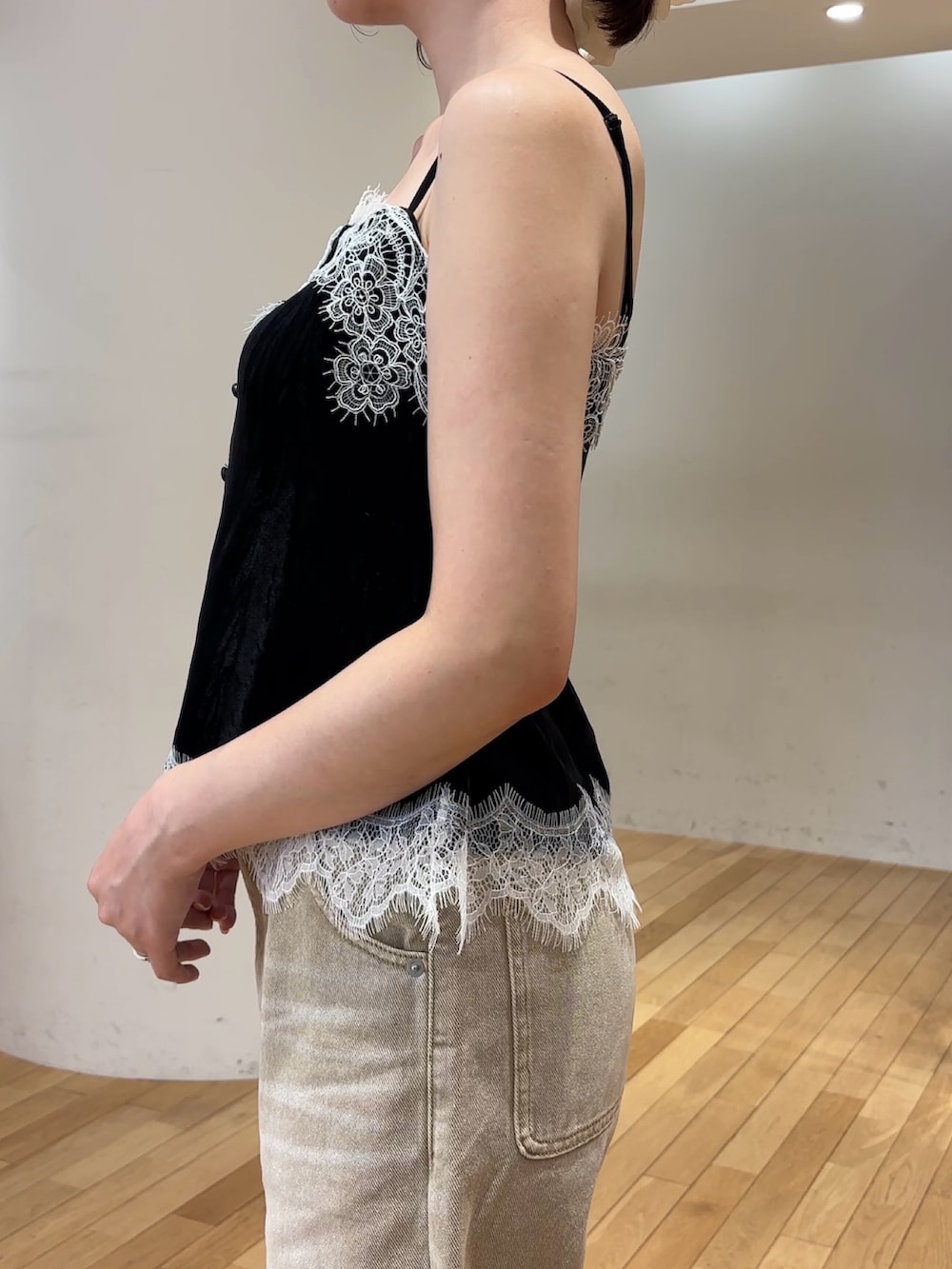 ベージュ系のデニムパンツ、ブラック系のTシャツ/カットソー、ブラウン系のハンドバッグを着用したレディースの夏コーディネートの8枚目の写真