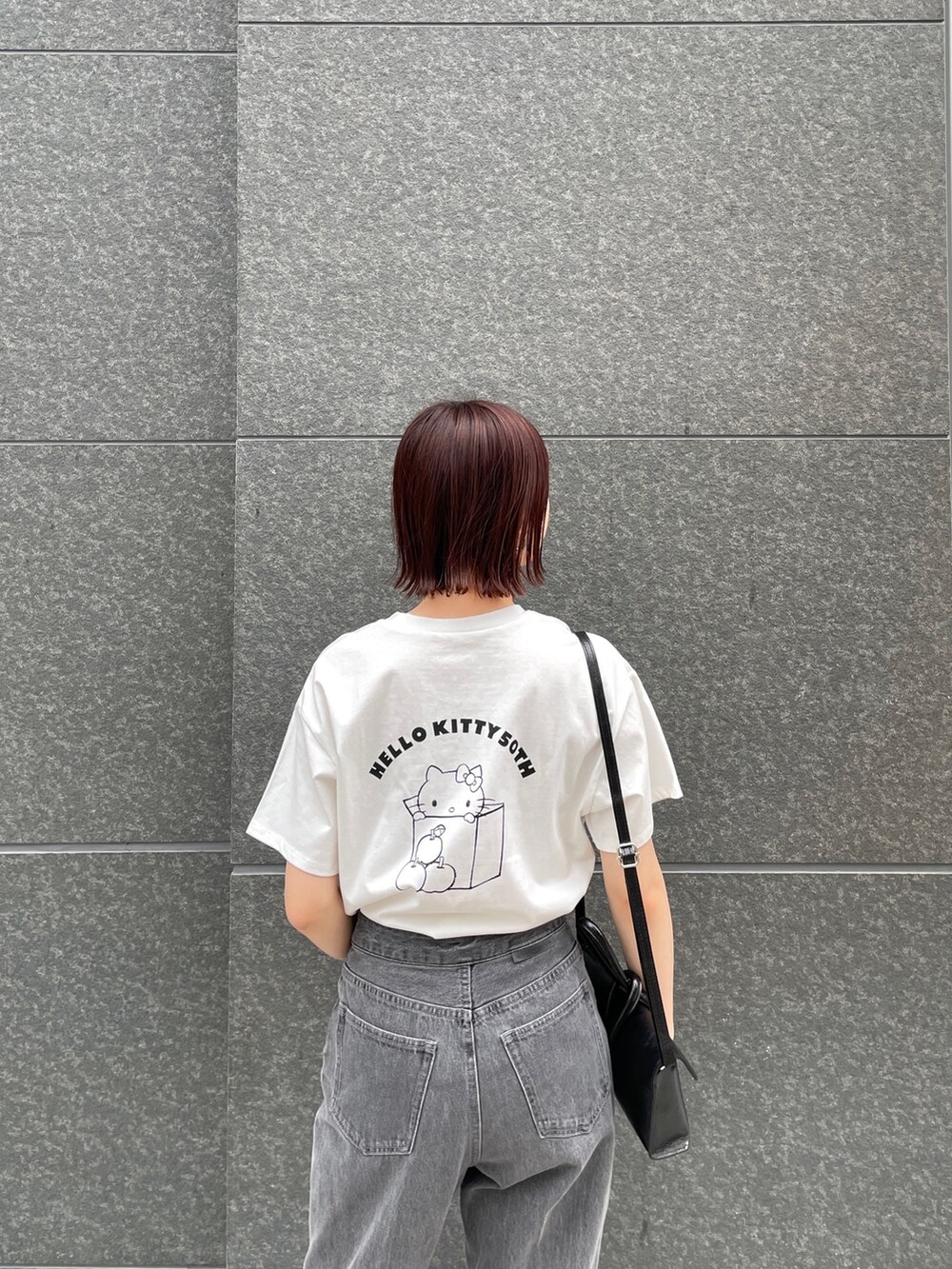 ホワイト系のTシャツ/カットソー、ベージュ系のテーラードジャケット、シルバー系のパンプスを着用したレディースの春コーディネートの7枚目の写真