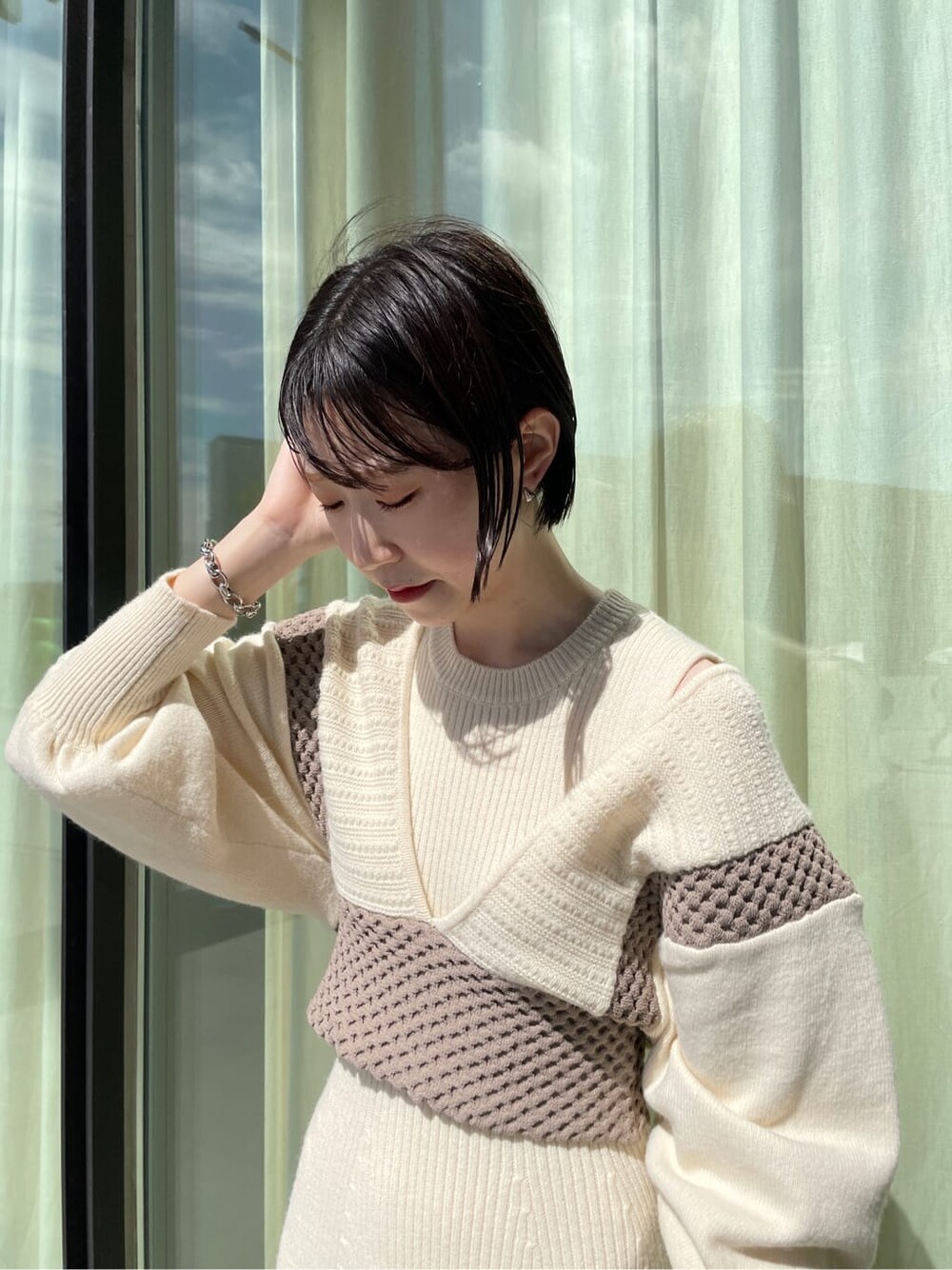 ホワイト系のその他シューズ、ブラウン系のその他アウター、ホワイト系のワンピースを着用したレディースの秋コーディネートの4枚目の写真