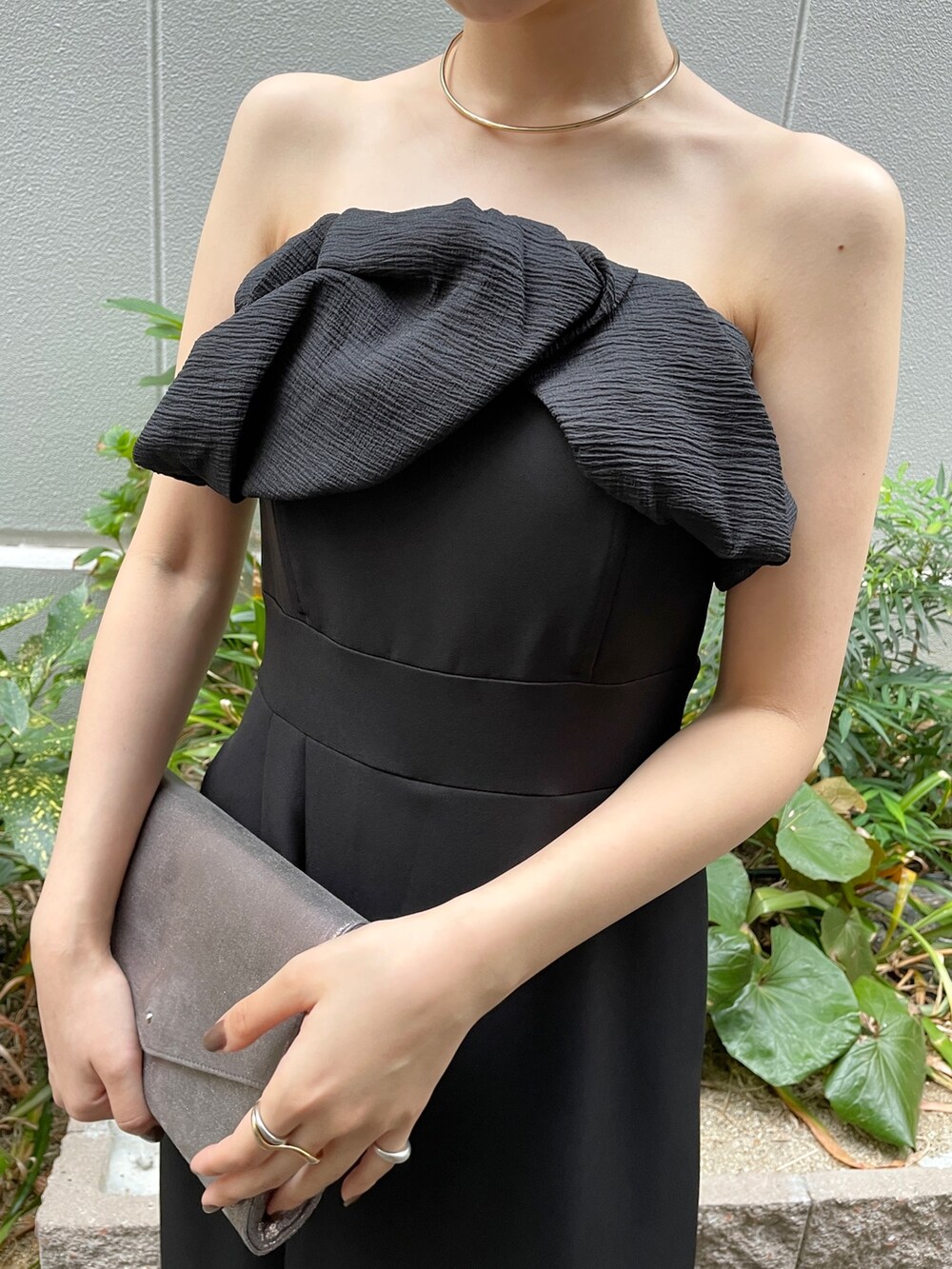 その他のパンプス、ブラック系のパンツドレス、シルバー系のハンドバッグを着用したレディースの秋コーディネートの9枚目の写真