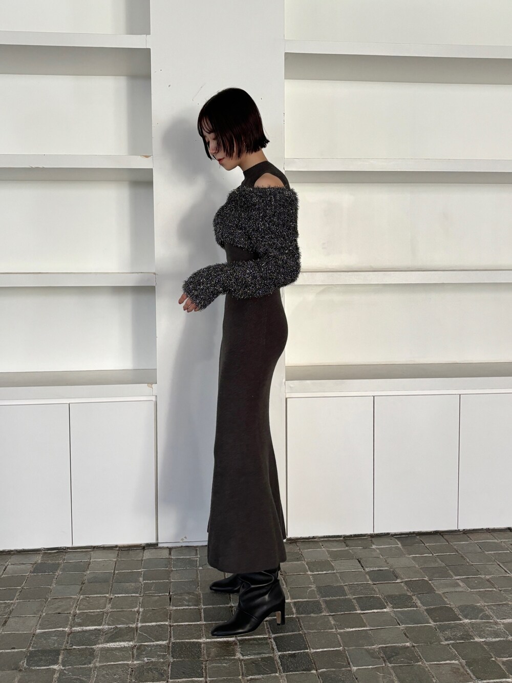 グレー系のワンピースを着用したレディースの秋コーディネートの3枚目の写真