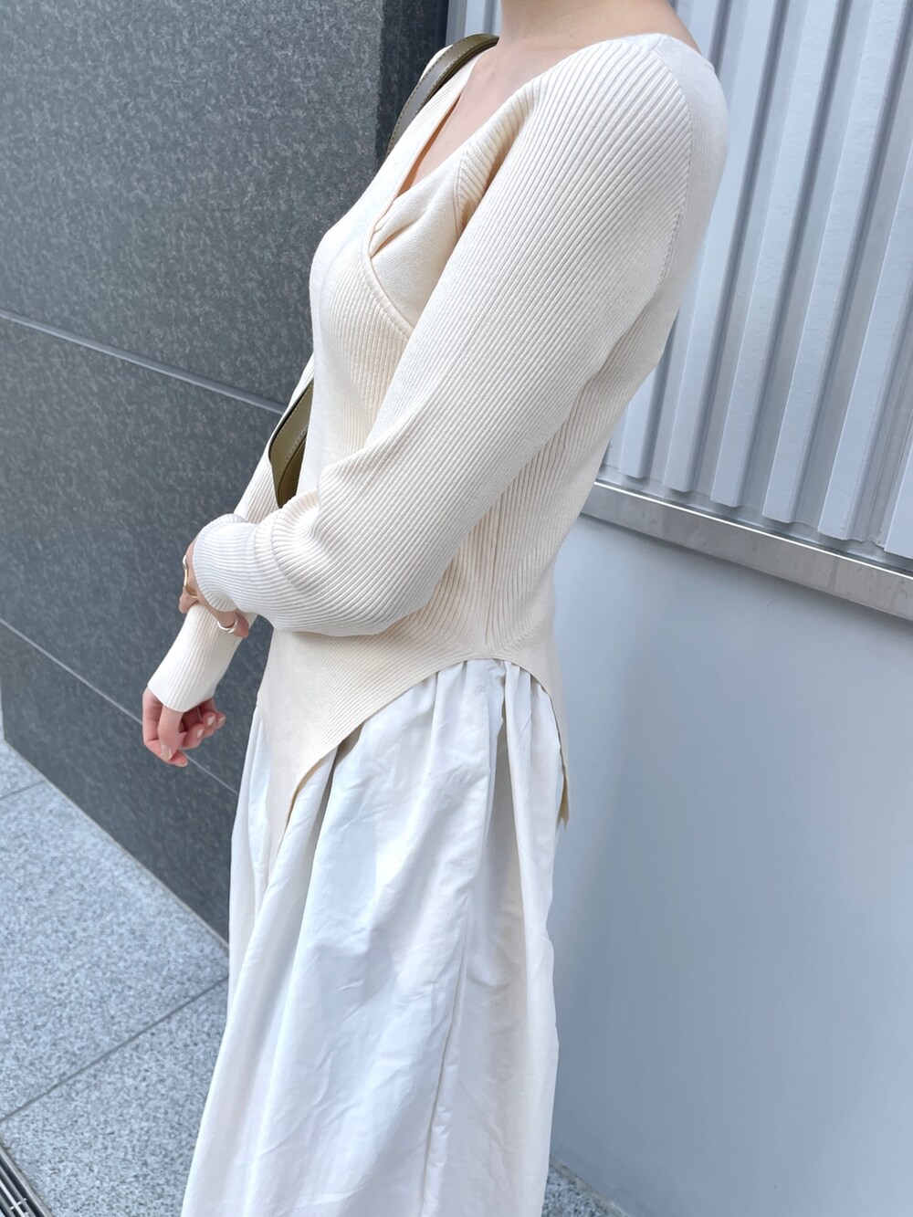 ブラウン系のショルダーバッグ、ホワイト系のブーツ、ホワイト系のワンピースを着用したレディースの春コーディネートの6枚目の写真