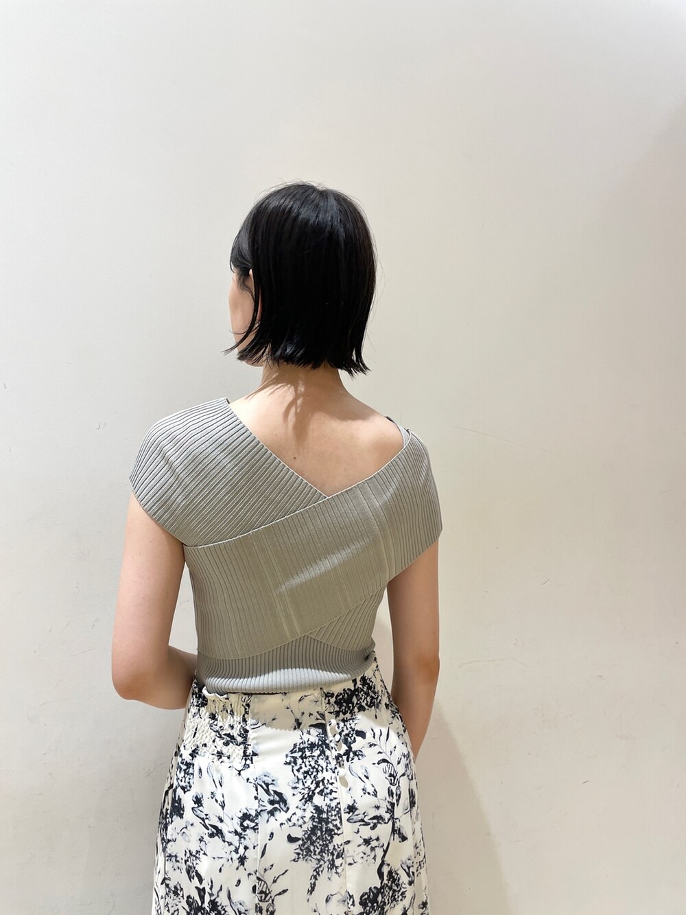 グリーン系のニット/セーター、ブルー系のスカート、ブラウン系のサンダルを着用したレディースの夏コーディネートの7枚目の写真