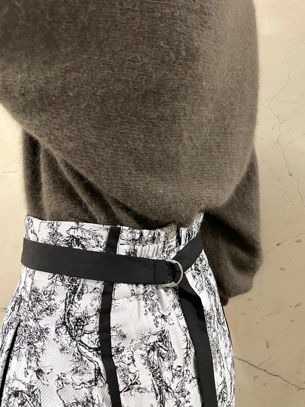 ブラック系のブーツ、ブラウン系のニット/セーター、ブラック系のスカートを着用したレディースの秋コーディネートの8枚目の写真