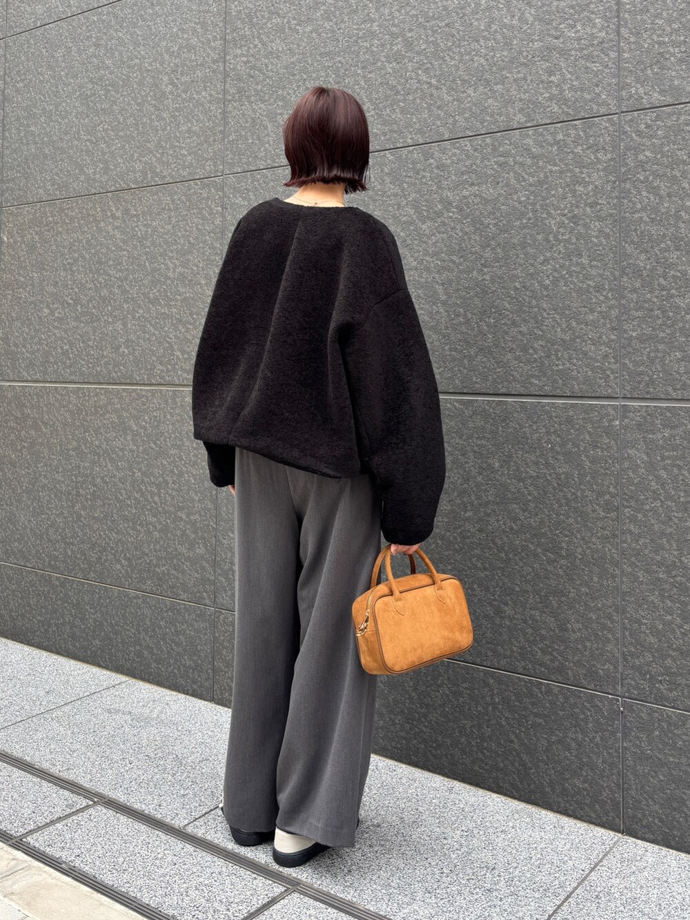 グレー系のその他パンツ、ホワイト系のスニーカー、ブラック系のブルゾンを着用したレディースの秋コーディネートの5枚目の写真