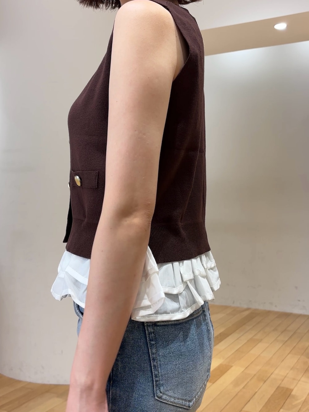 ブラウン系のニット/セーター、ブルー系のデニムパンツ、ブラック系のパンプスを着用したレディースの夏コーディネートの5枚目の写真