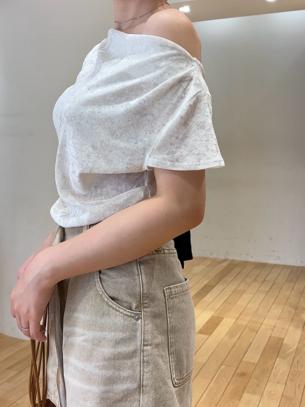 ホワイト系のTシャツ/カットソー、ベージュ系のデニムパンツ、イエロー系のハンドバッグを着用したレディースの夏コーディネートの6枚目の写真