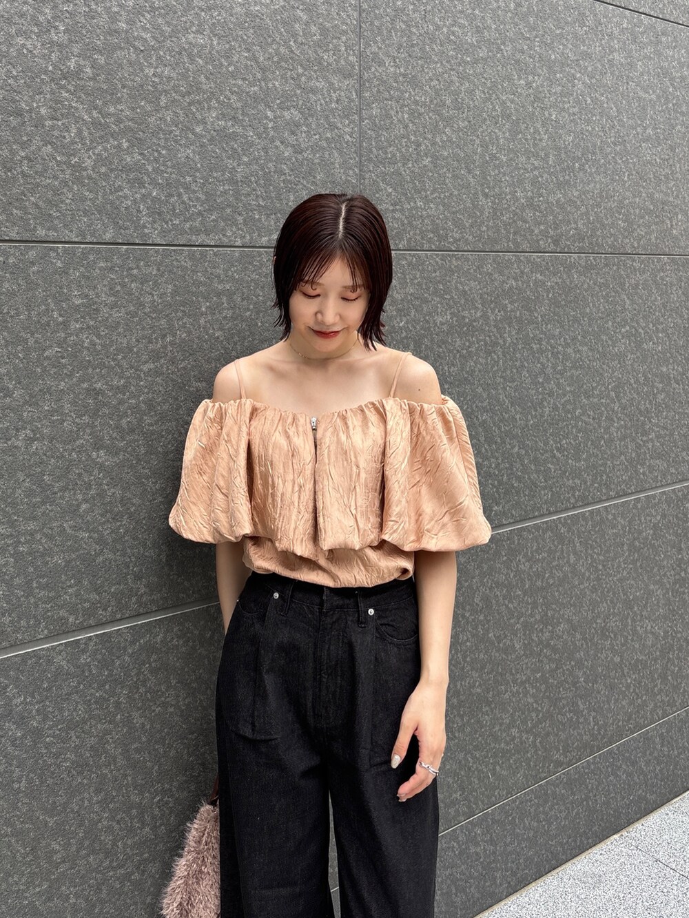 ブラック系のデニムパンツ、ブラウン系のパンプス、ブラウン系のボストンバッグを着用したレディースの夏コーディネートの4枚目の写真